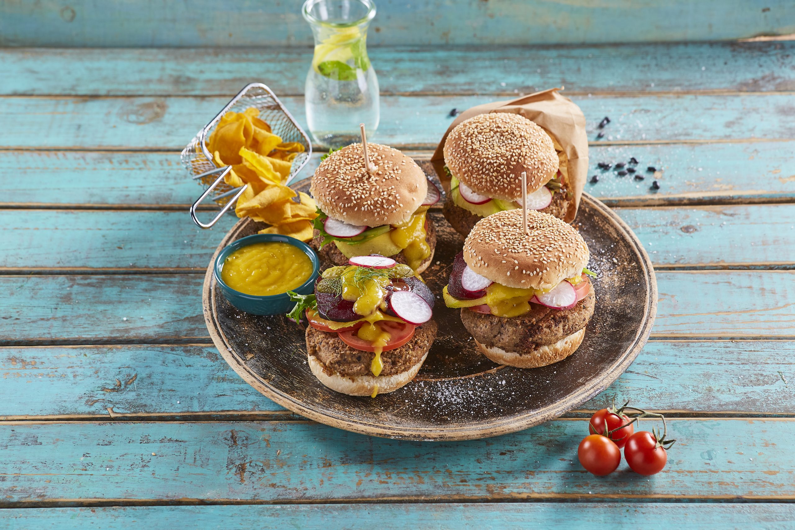 Hambúrguer de feijão com chips de batata-doce