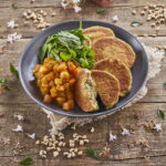 Hambúrguer de feijão-frade com abóbora assada e salada verde