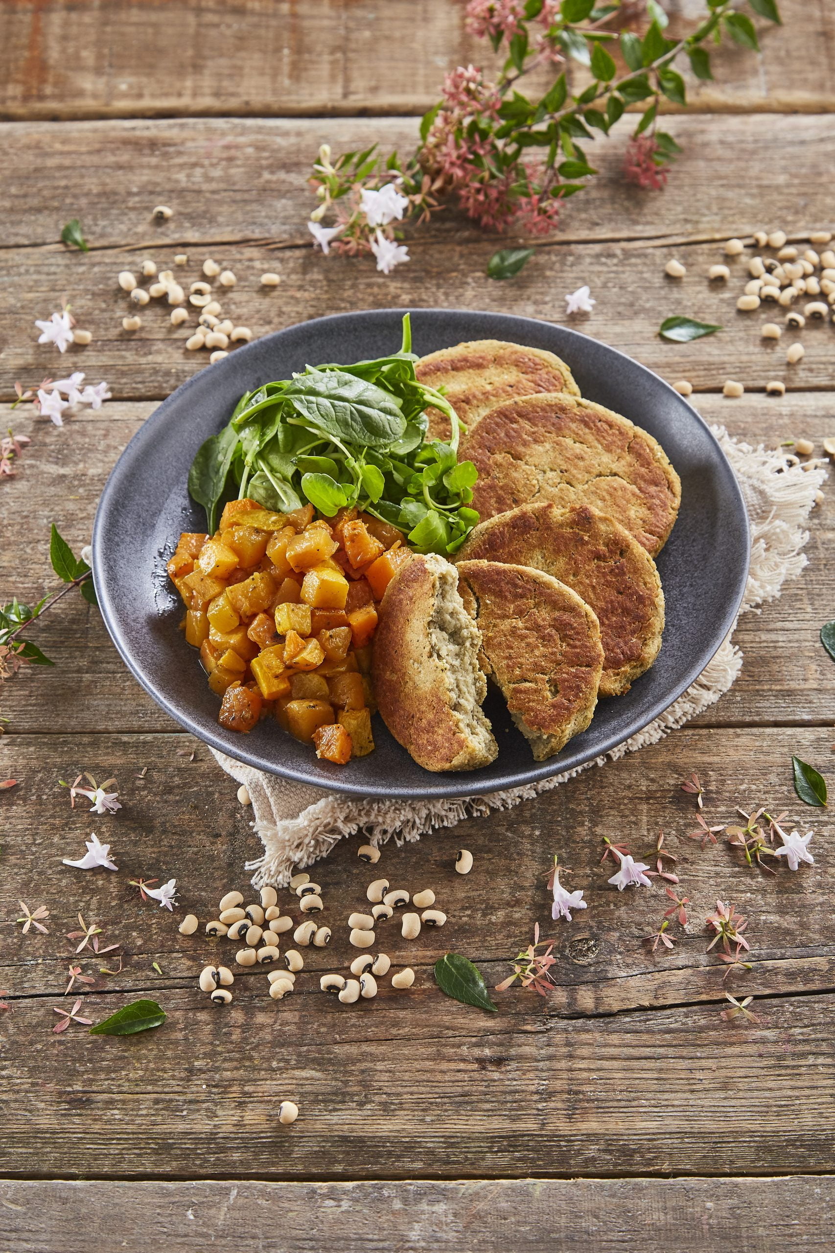 Hambúrguer de feijão-frade com abóbora assada e salada verde