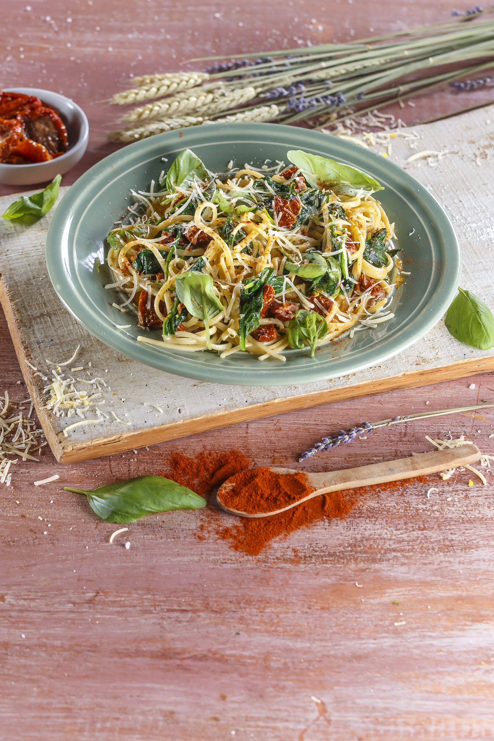 Linguine de espinafres com tomate seco
