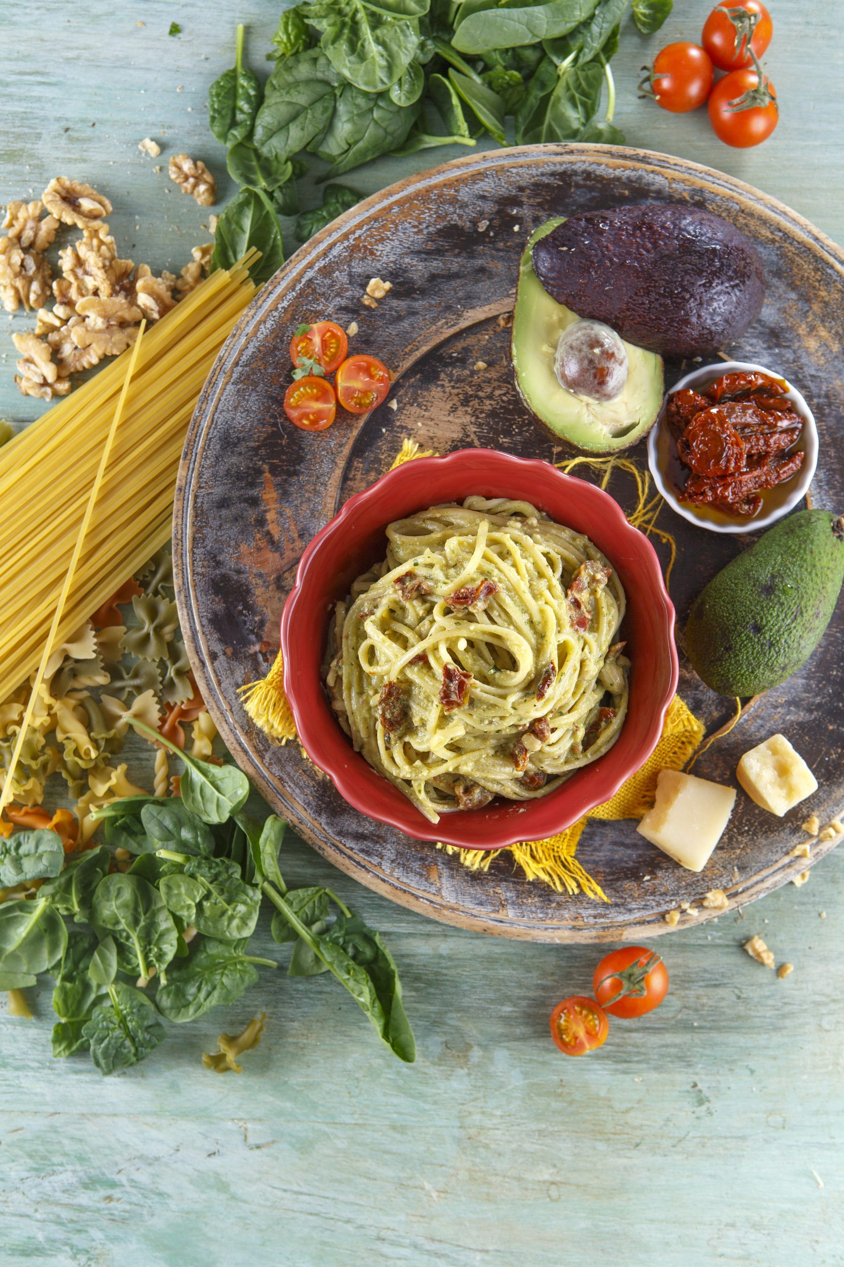 Linguine com pesto de abacate e tomate seco
