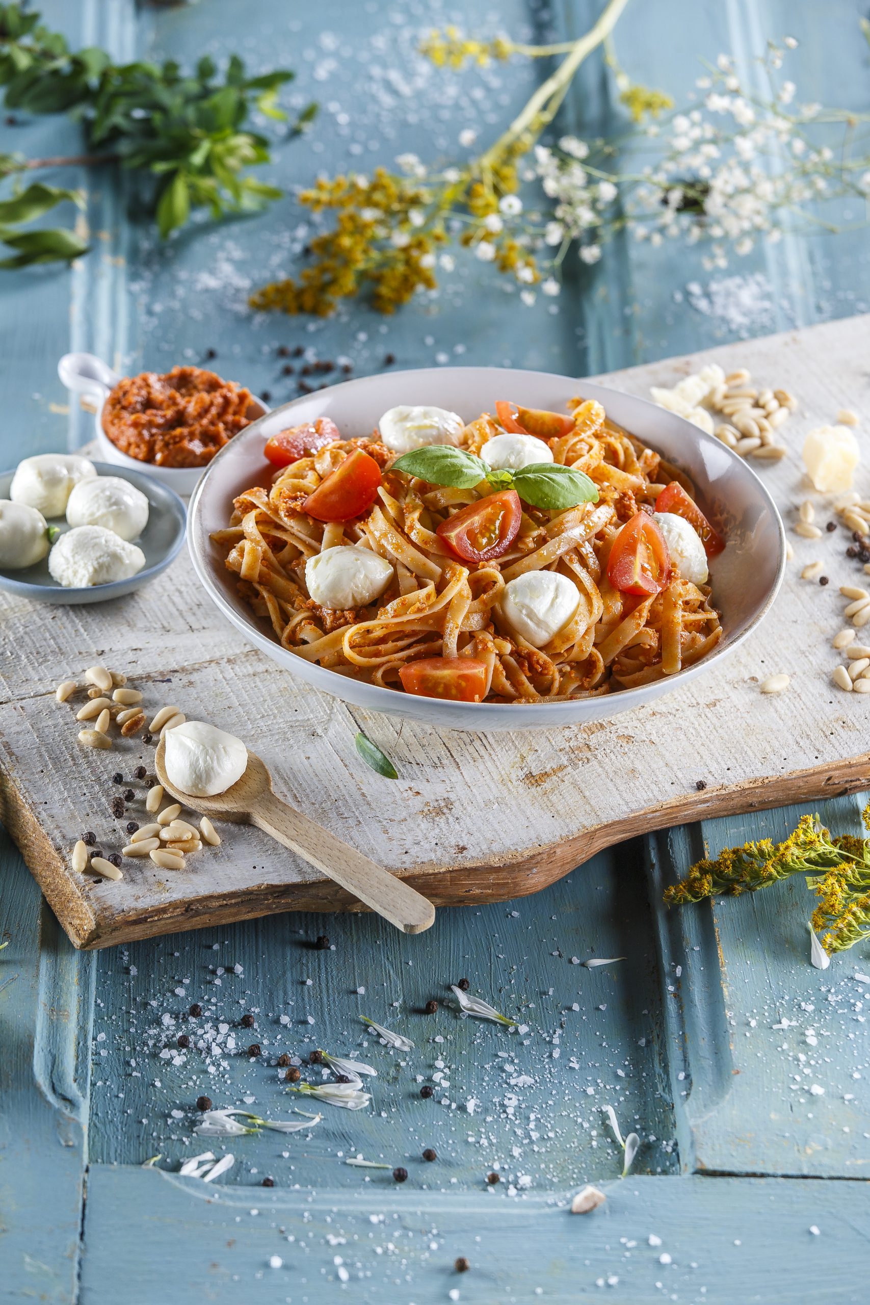Massa com pesto de tomate e manjericão