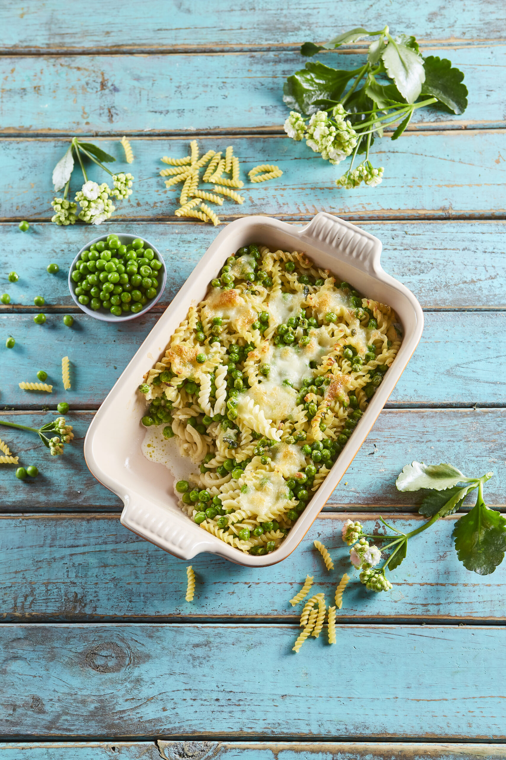 Massa gratinada com queijo e ervilhas