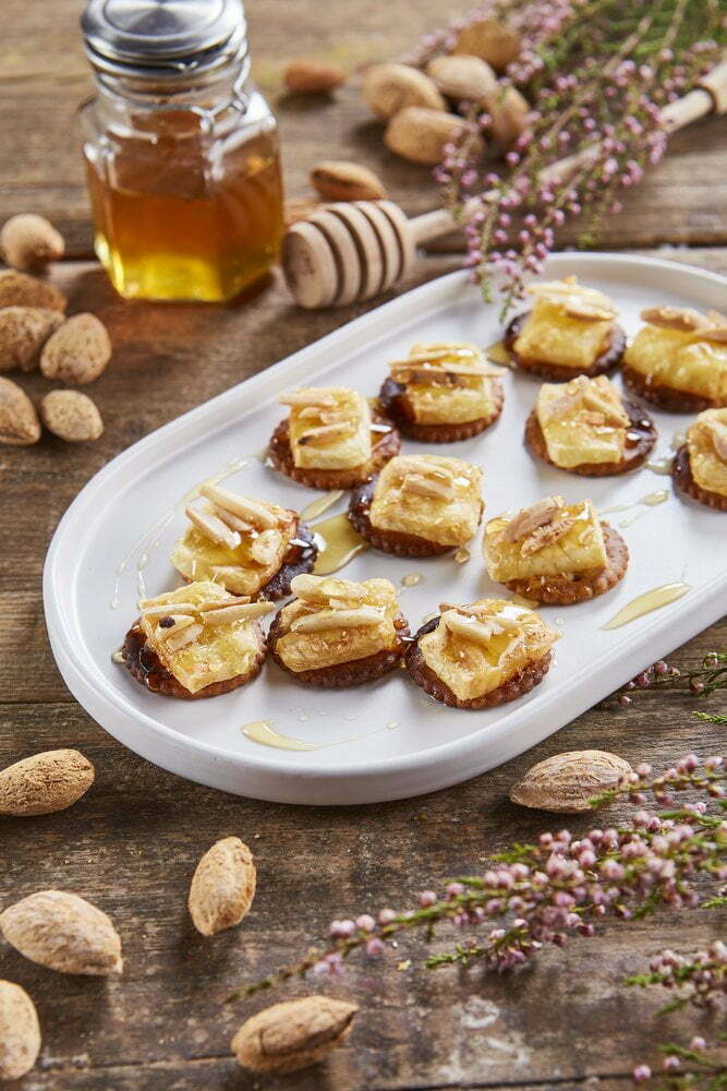 Mini crackers com brie mel e amêndoas