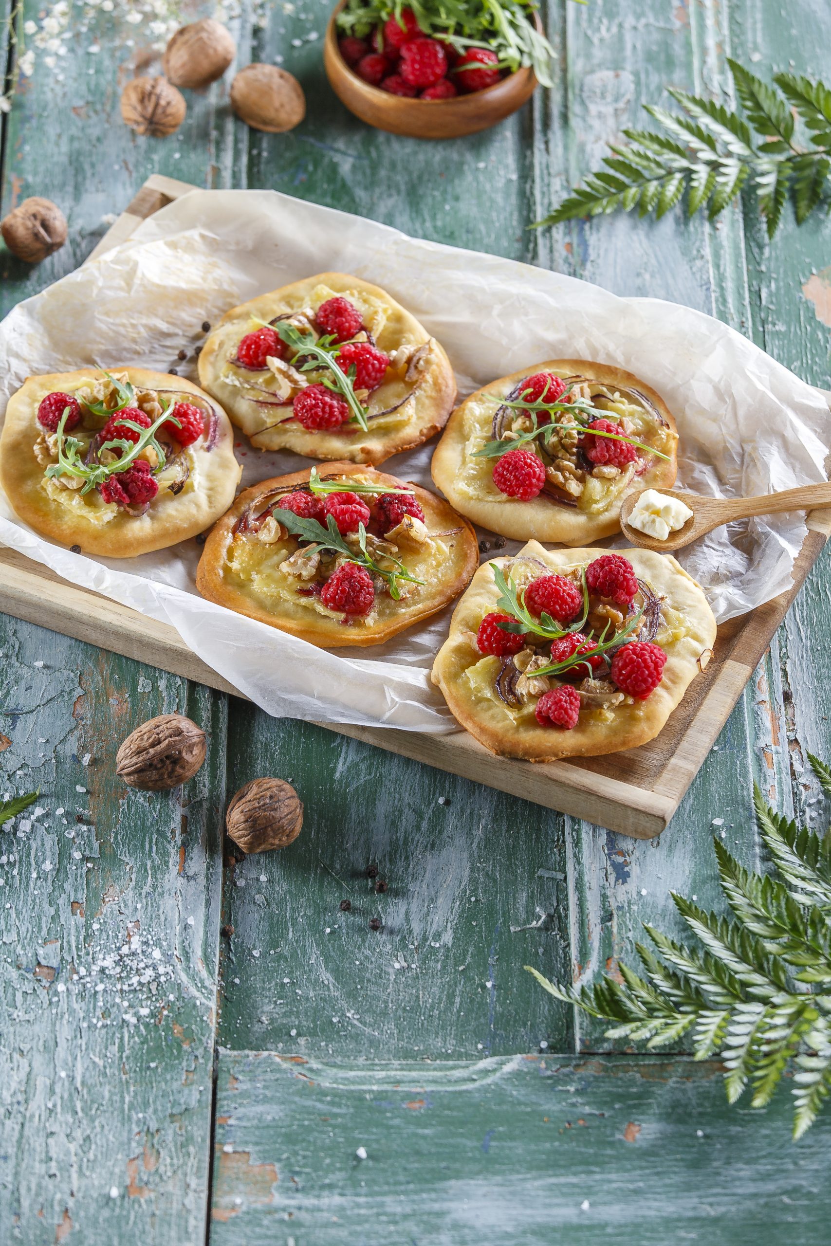Mini pizzas de brie e framboesas