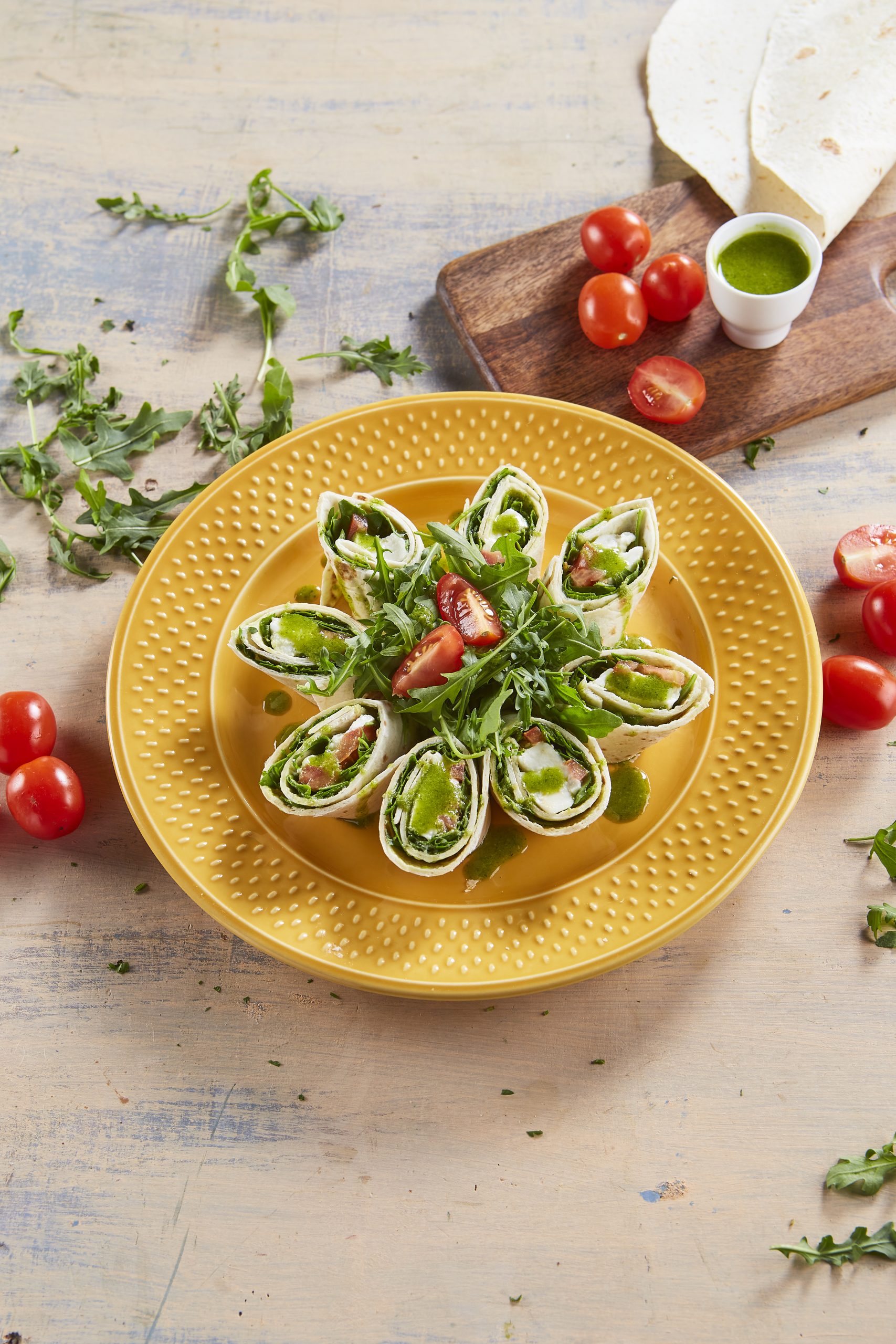 Mini wraps de tomate e mozarela