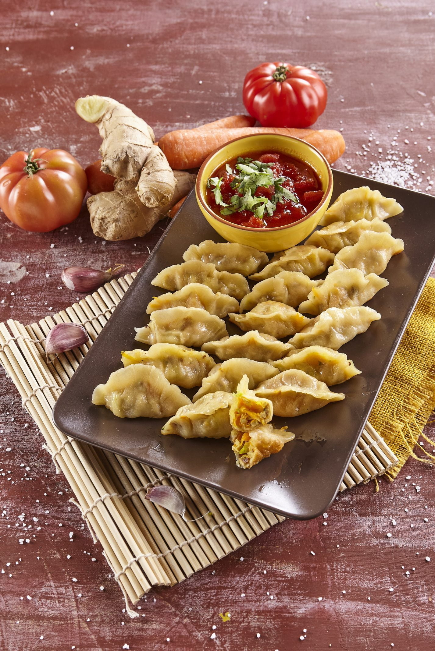 Momos com chutney de tomate