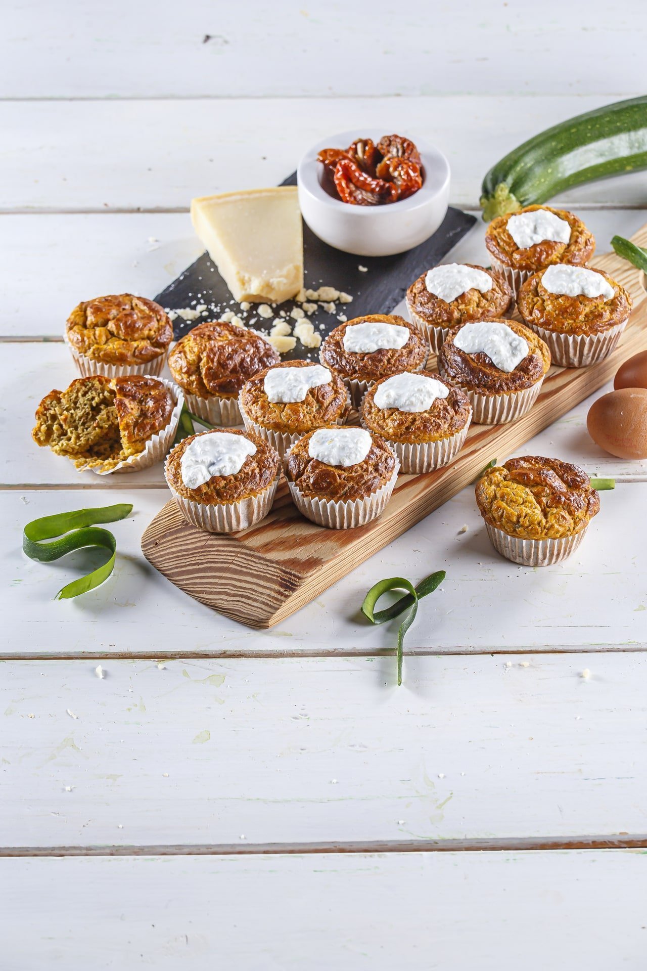 Muffins de curgete com tomate seco e requeijão