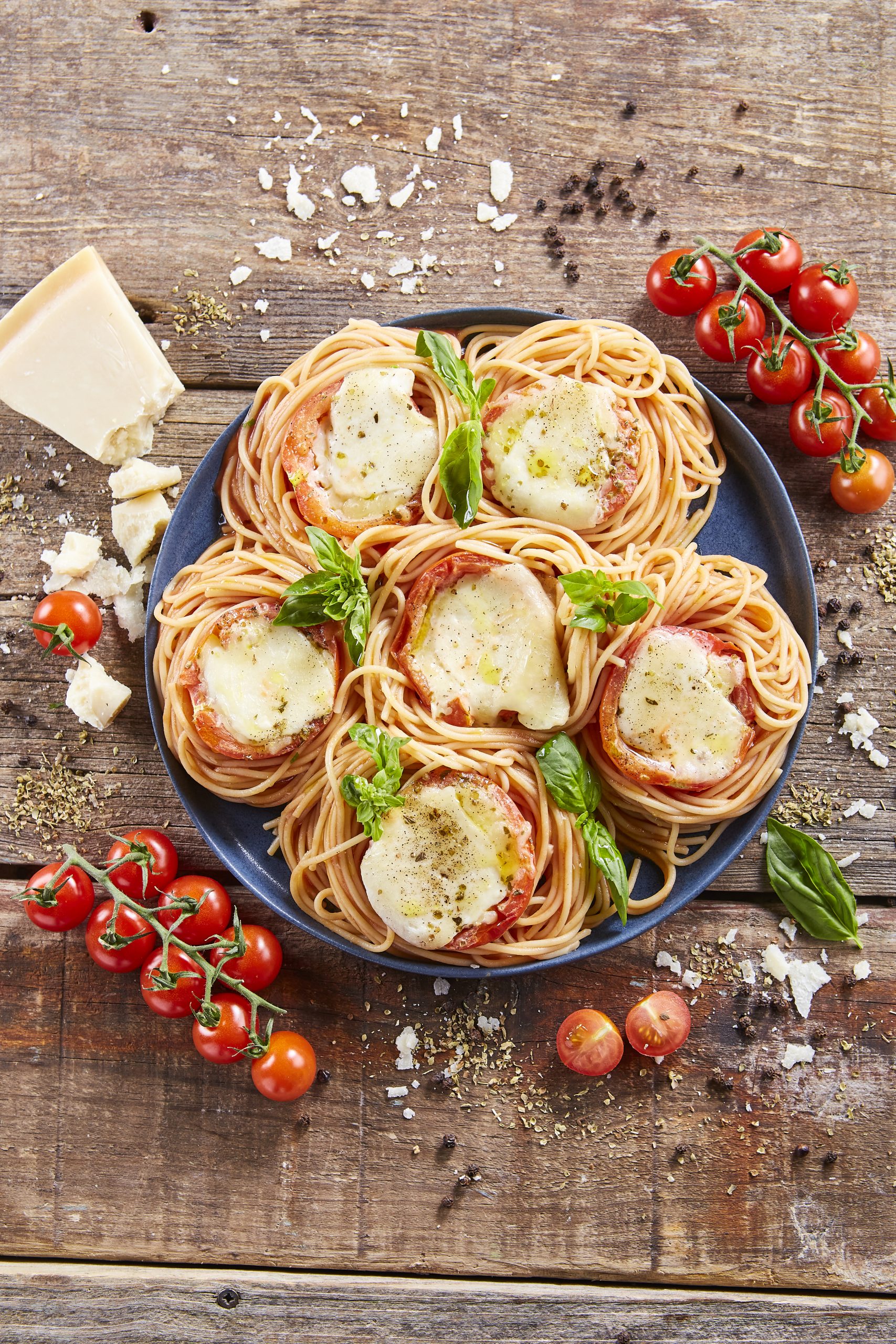 Ninhos de esparguete com tomate e mozarela