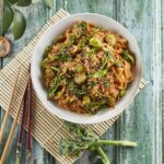 Noodles encarnados com bimis