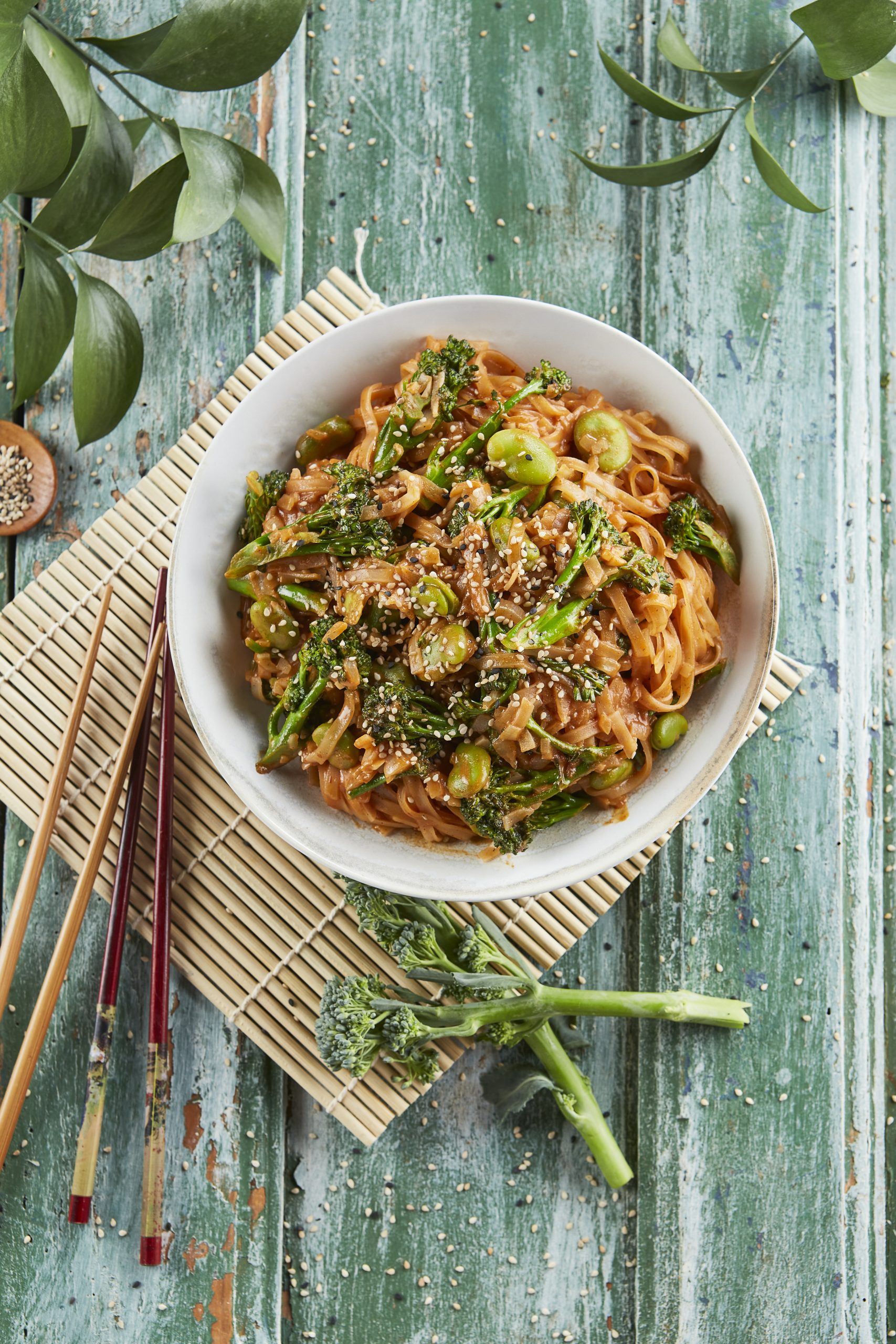 Noodles encarnados com bimis