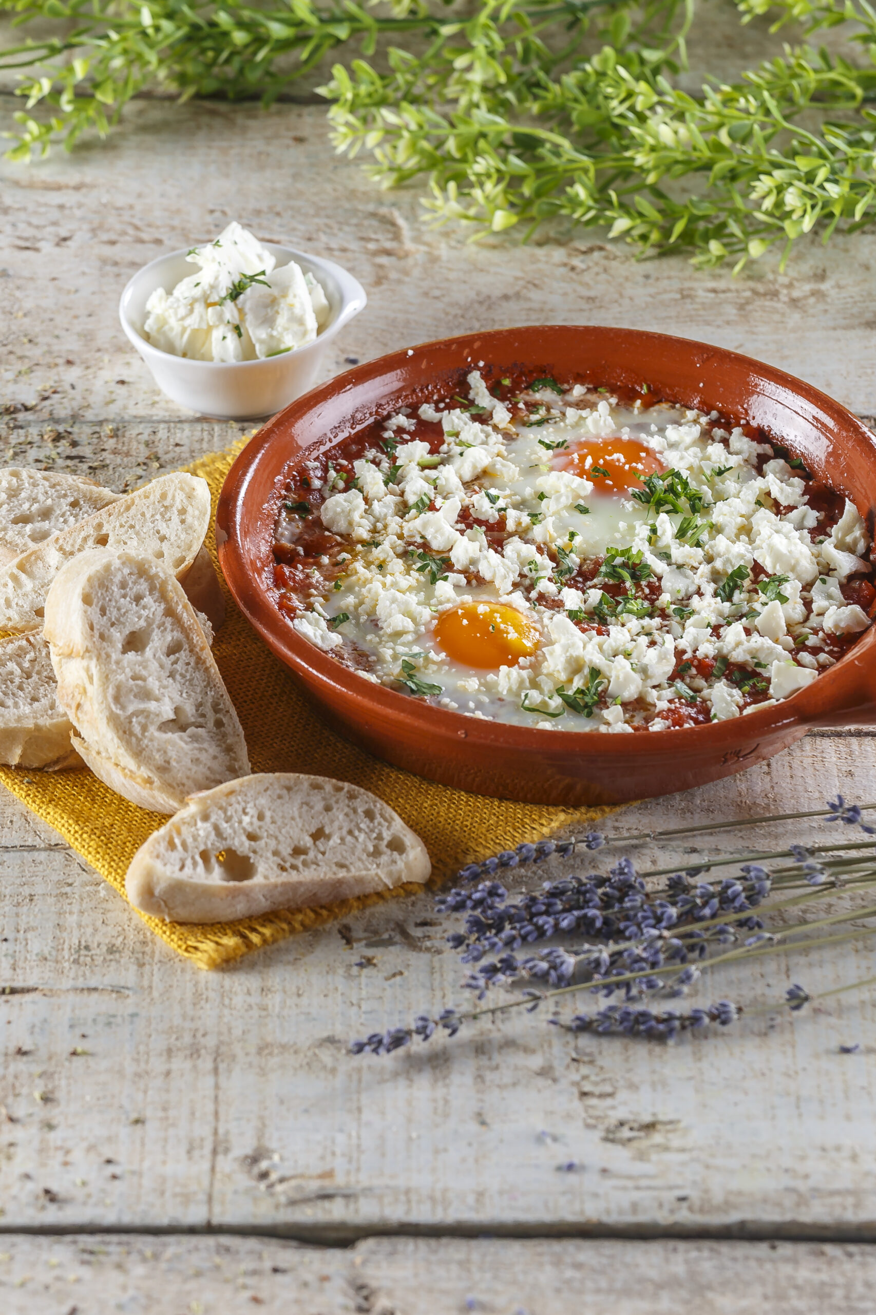 Ovos escalfados com tomatada e queijo feta