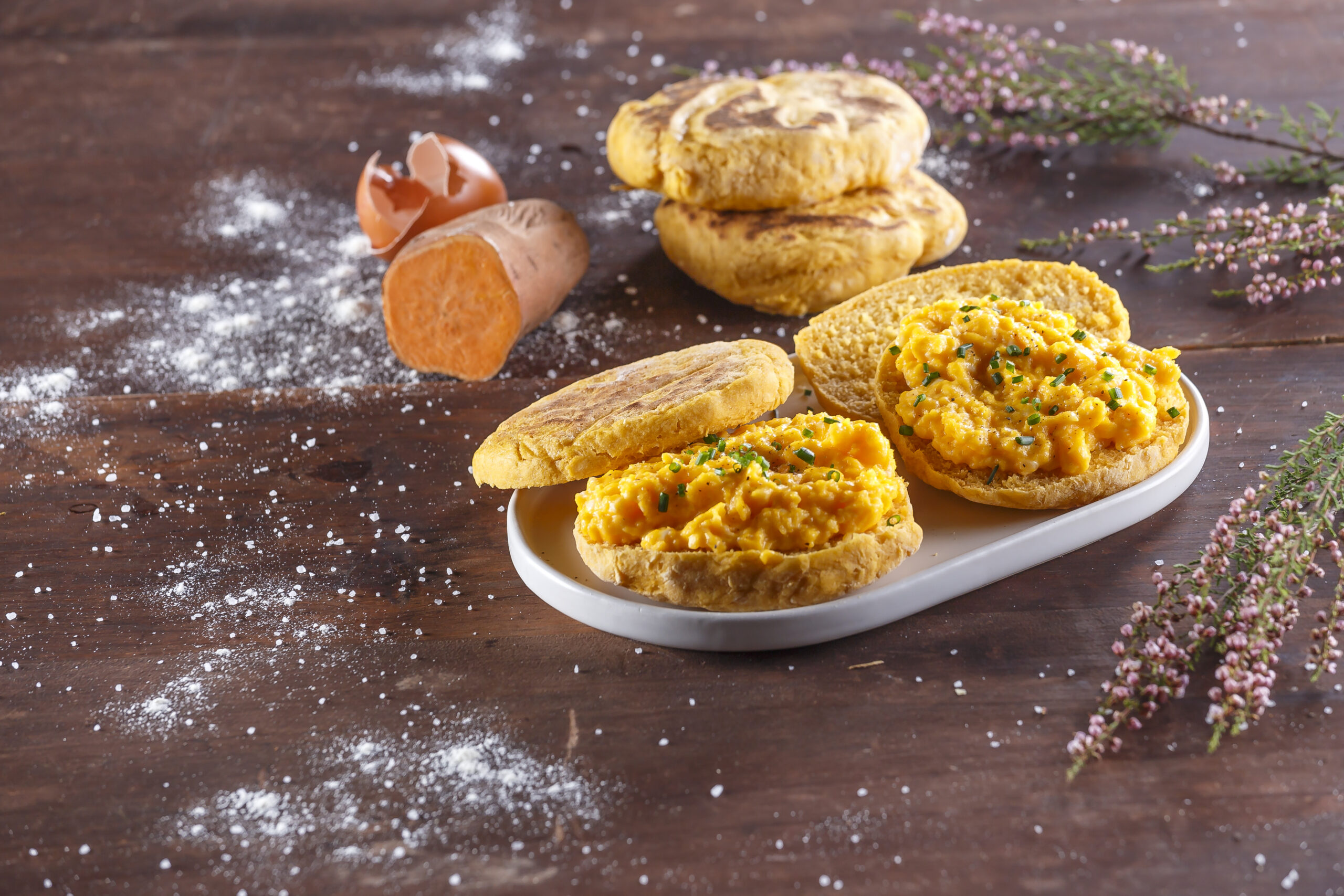 Bolo do caco com ovos mexidos