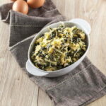 Ovos mexidos com batata e espinafres
