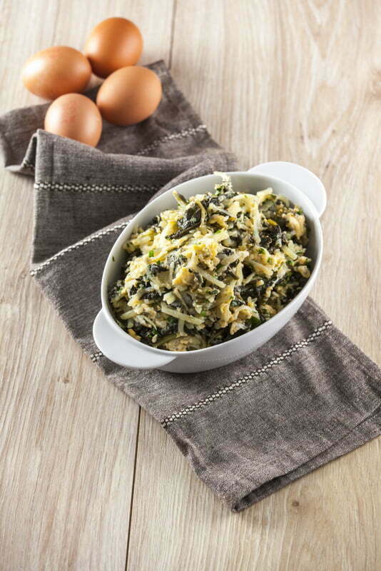 Ovos mexidos com batata e espinafres