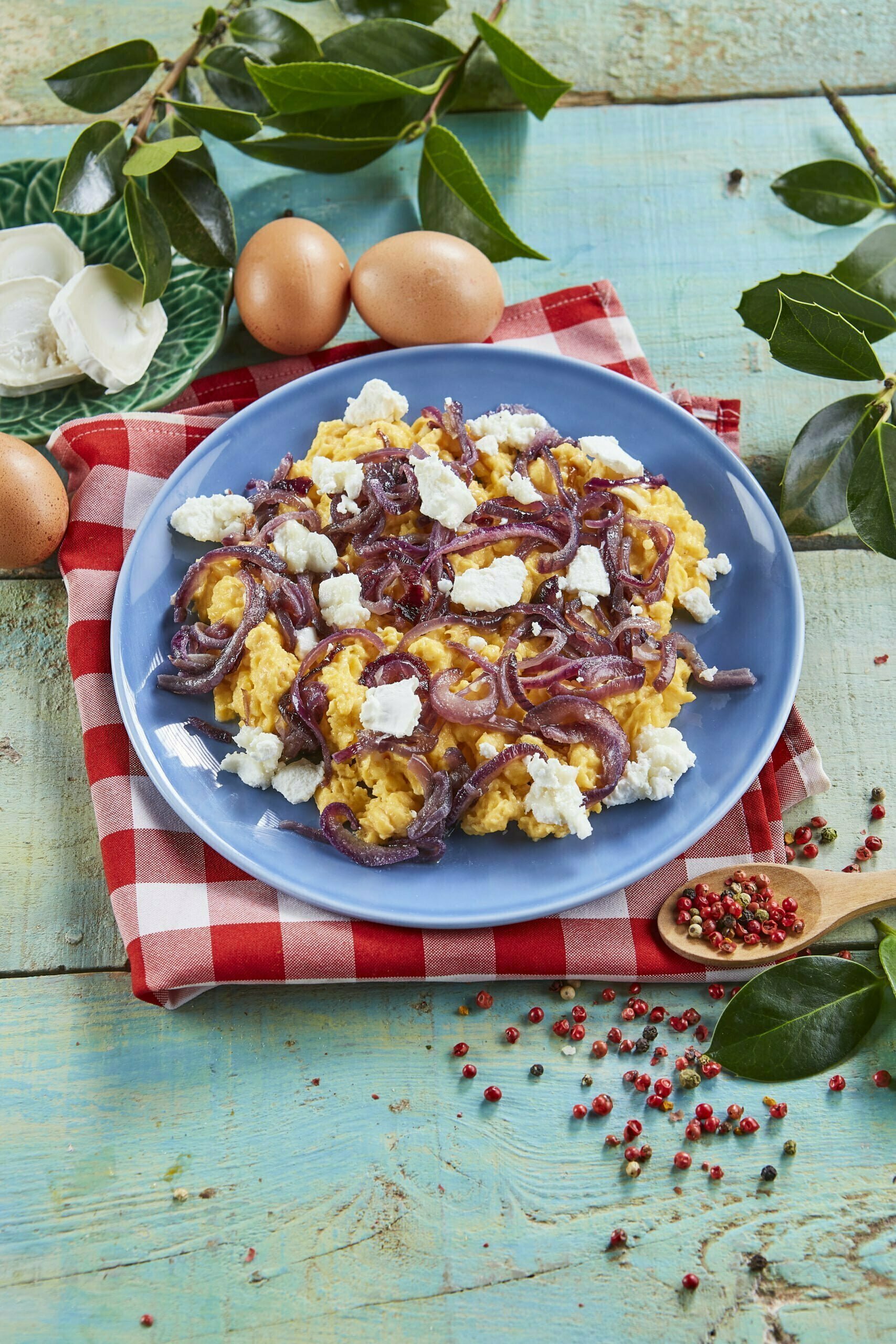 Ovos mexidos com cebola caramelizada e chèvre