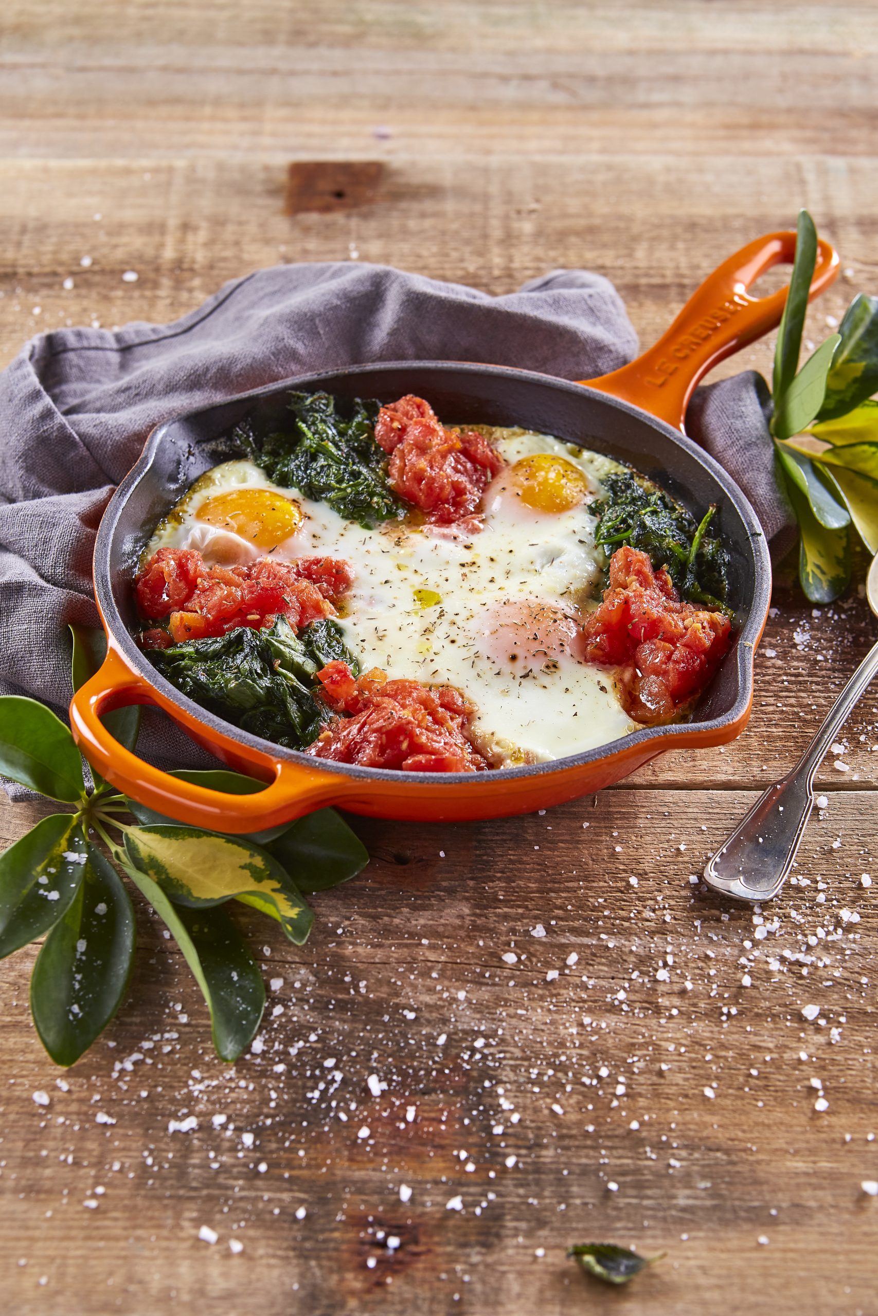 Ovos rústicos com tomate e espinafres