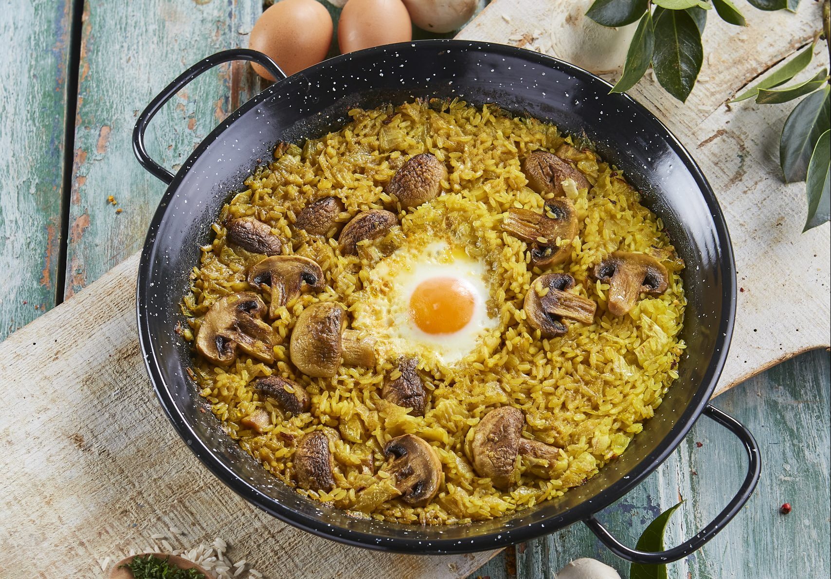 Paelha de cogumelos com ovo