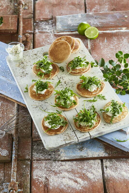 Panquecas com queijo e rúcula