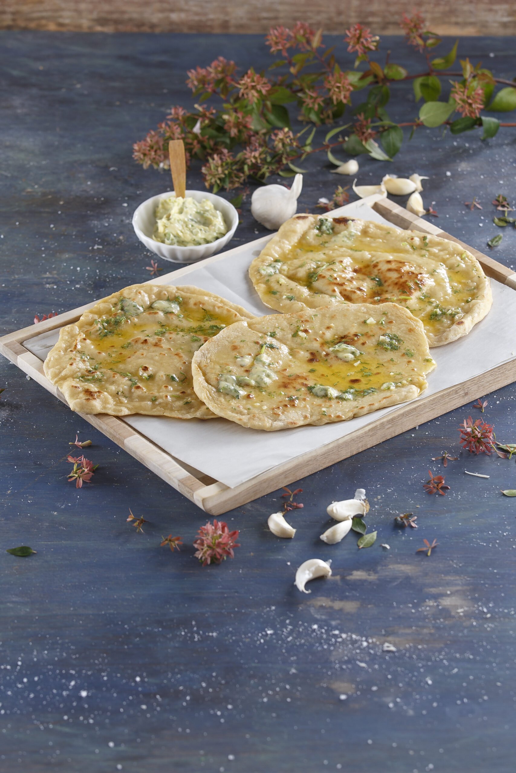 Pão naan de alho e coentros