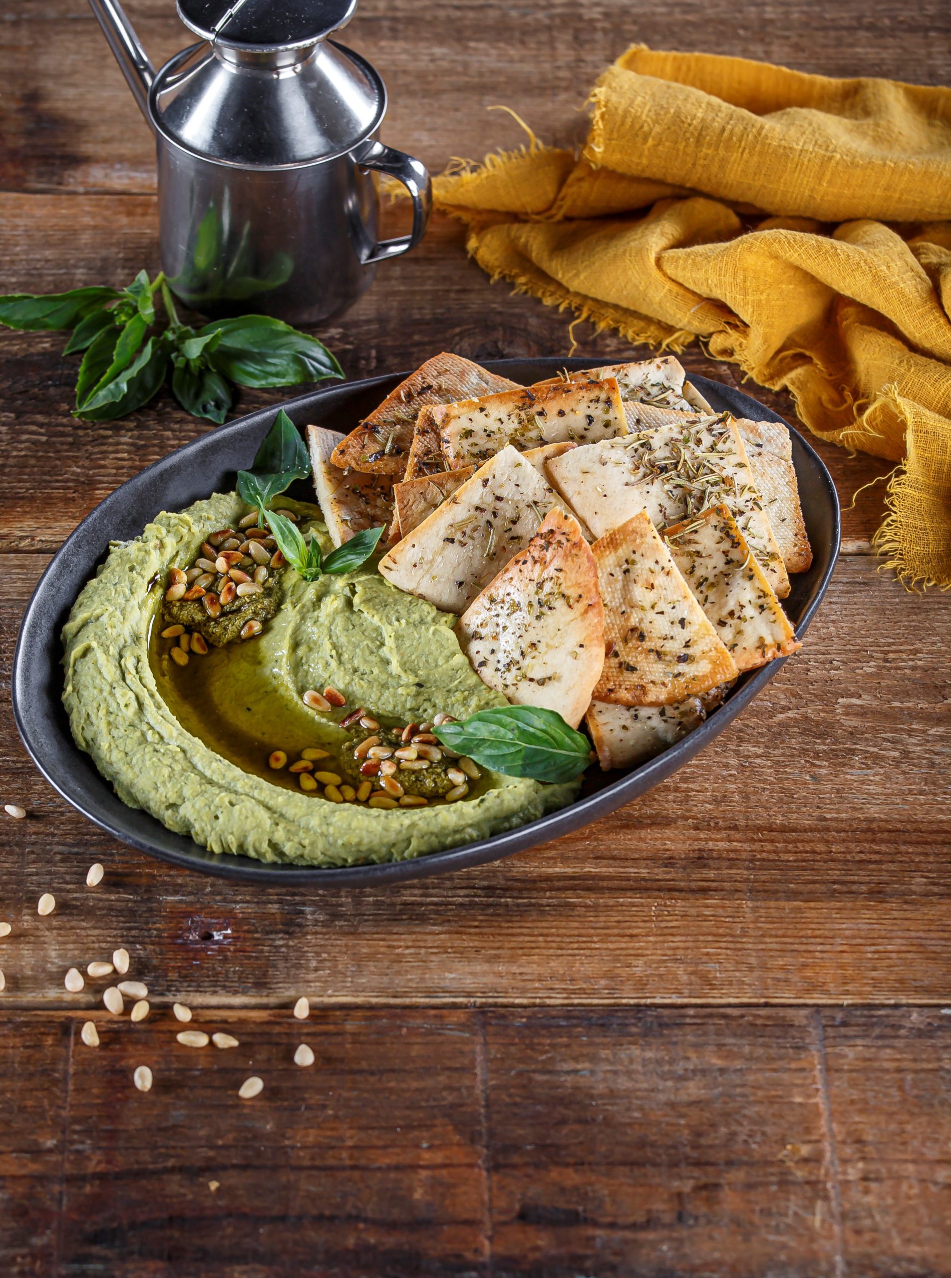 Pão pita com húmus de pesto