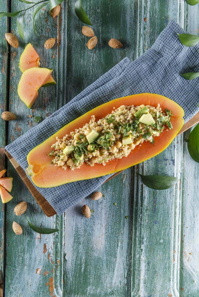 Papaia recheada com quinoa_grão e vinagre balsâmico