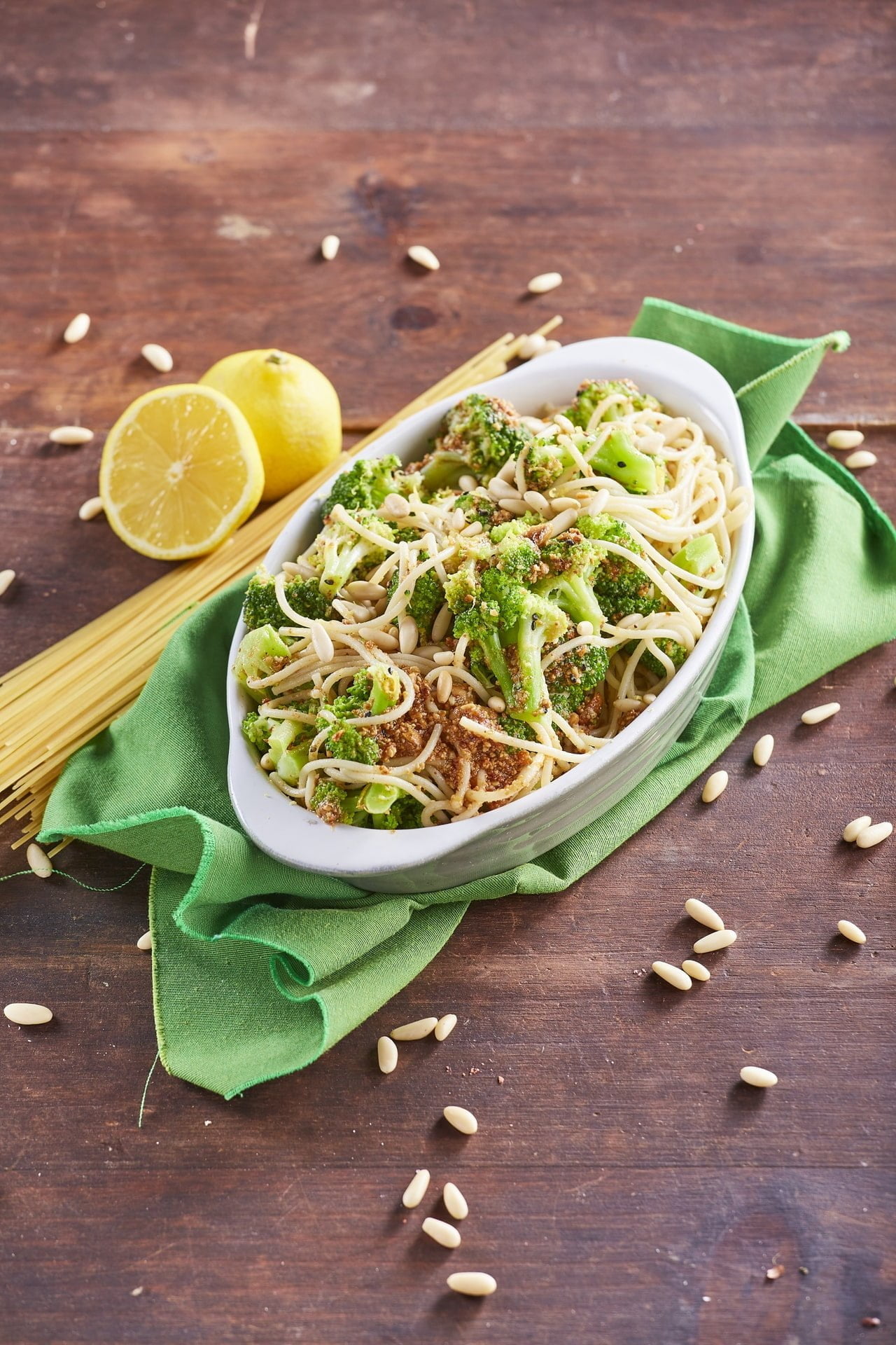 Pasta com limão e pinhões