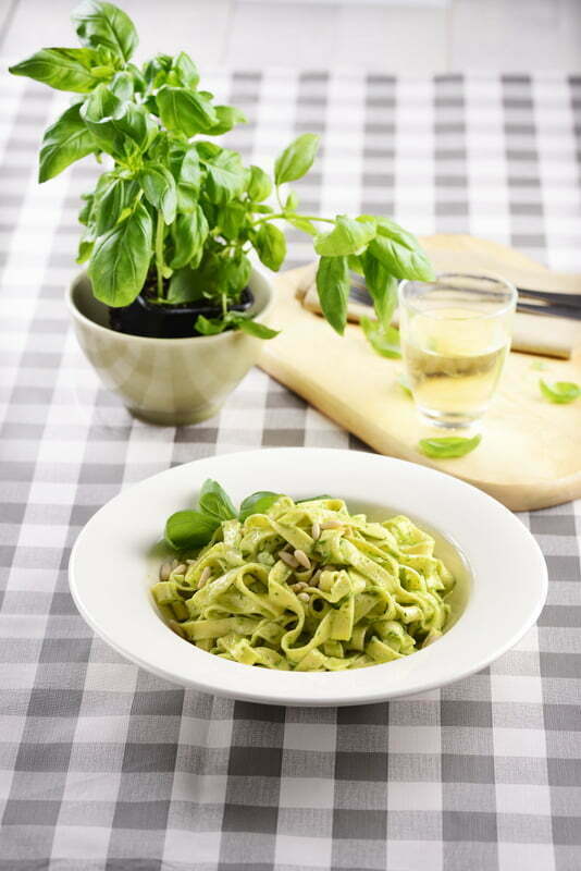 Pasta fresca com manjericão