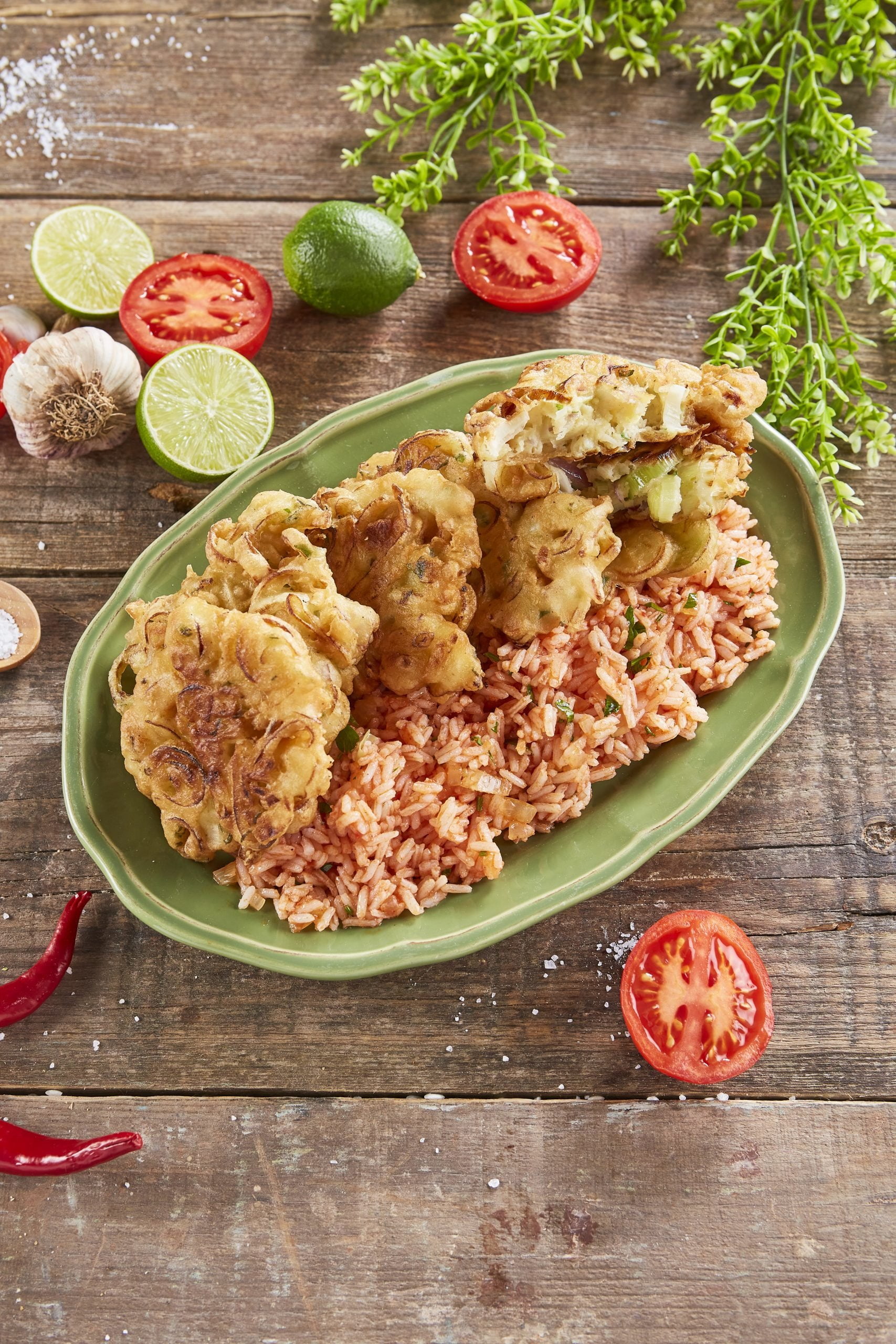 Pataniscas de alho-francês com arroz de tomate