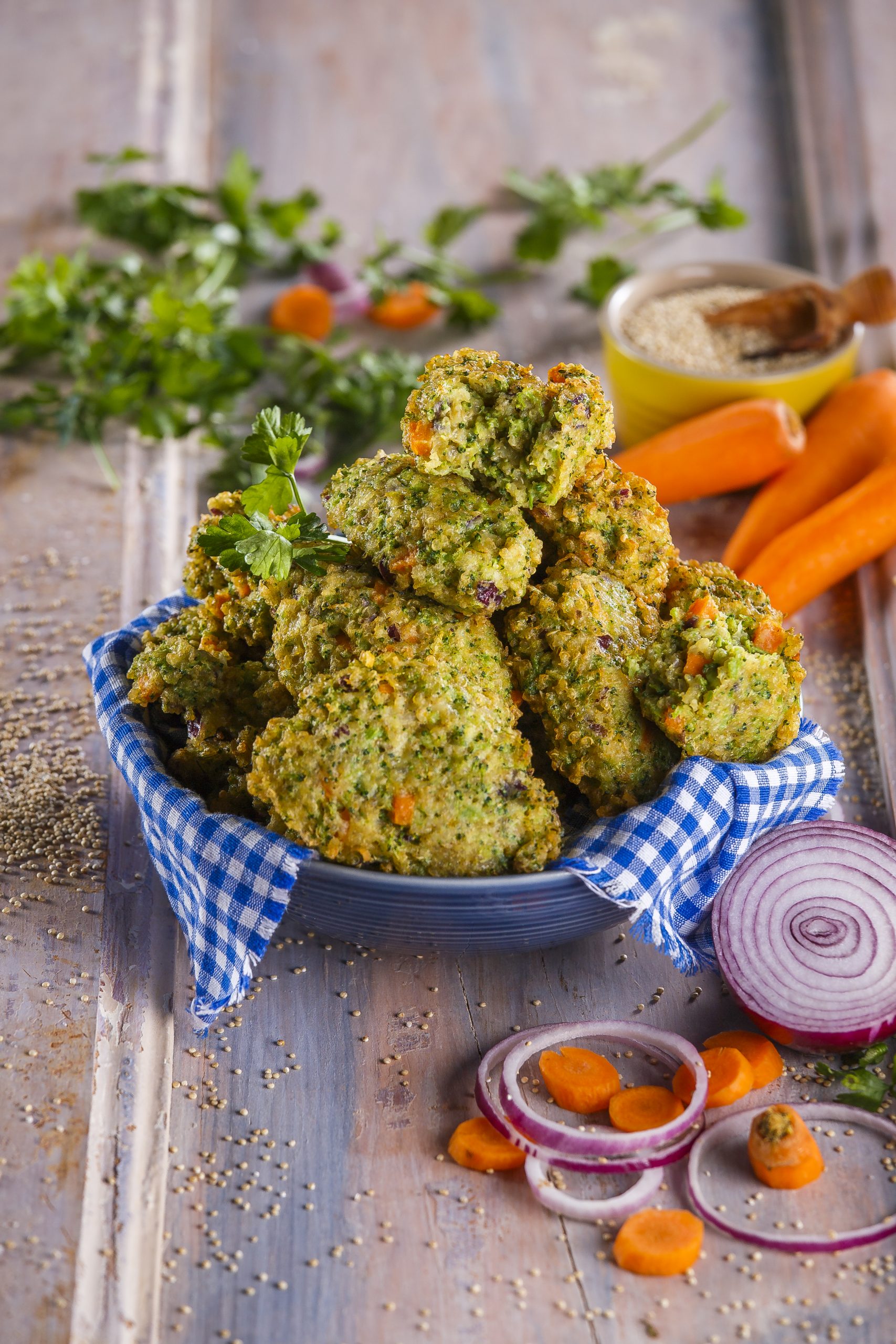 Pataniscas de quinoa e brócolos