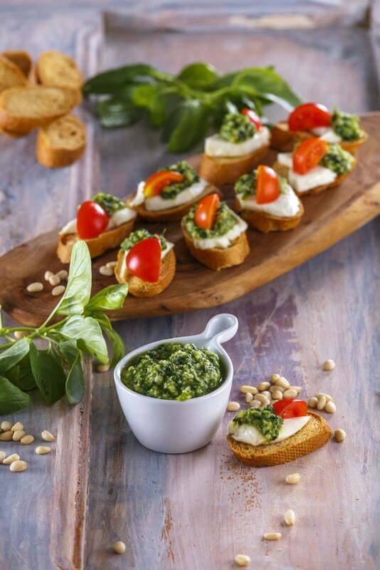Bruschettas de mozarela e tomate com pesto de manjericão