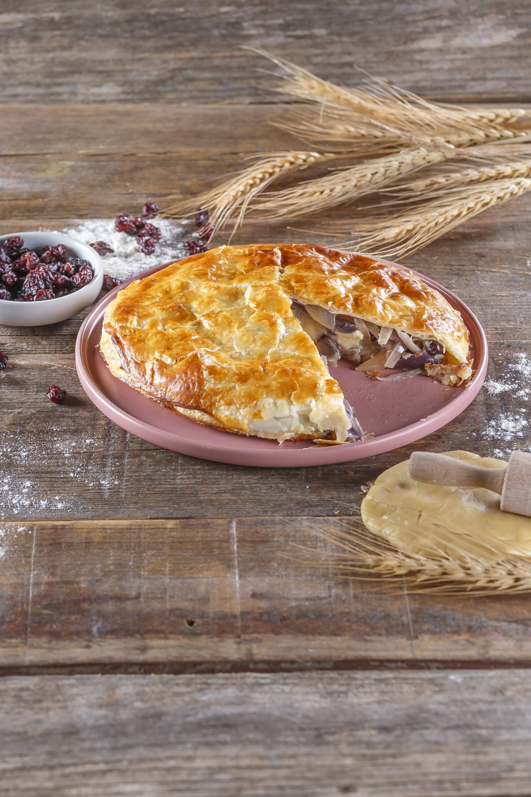 Pithivier de brie, arandos e cebola roxa