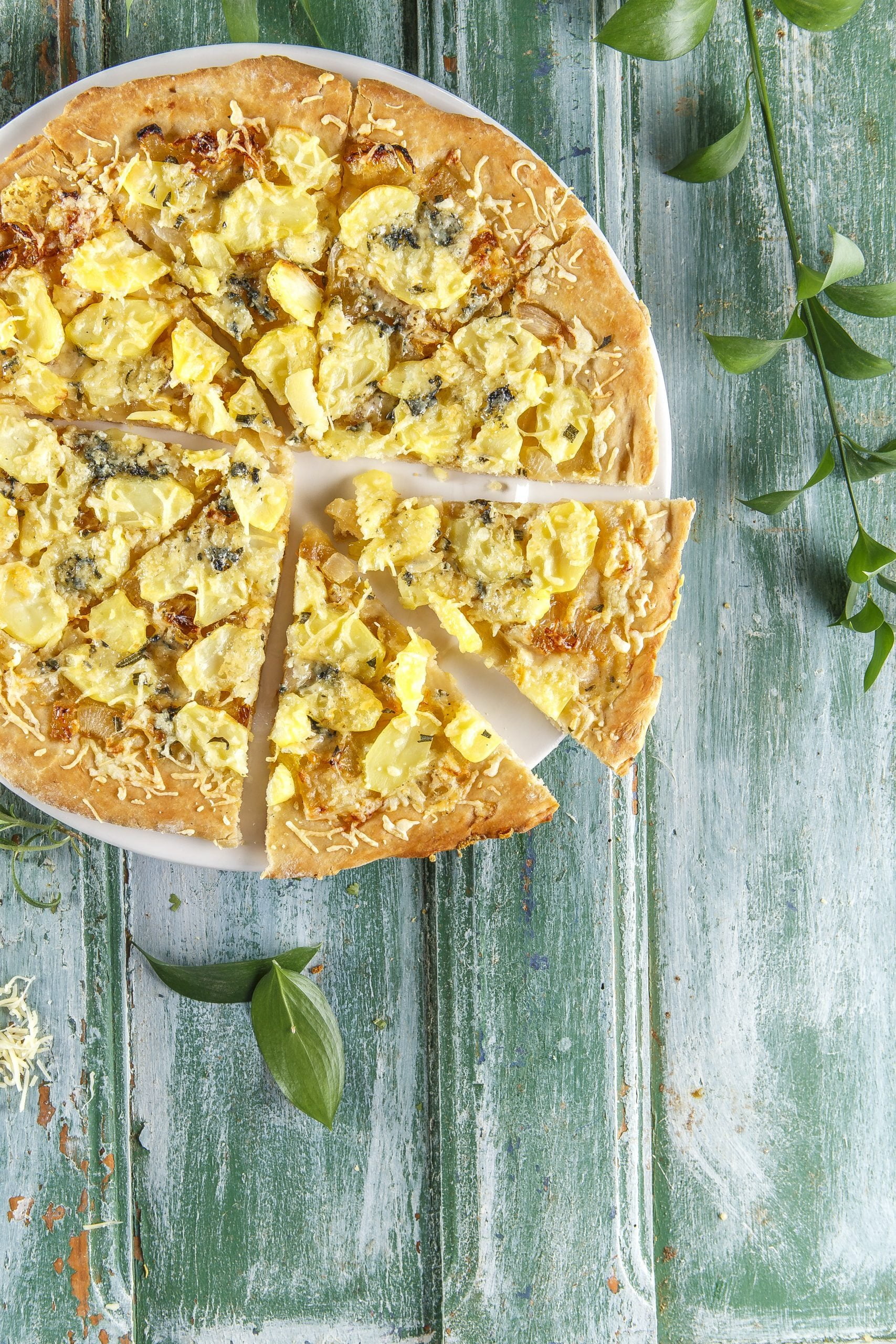 Pizza de batata e cebola caramelizada