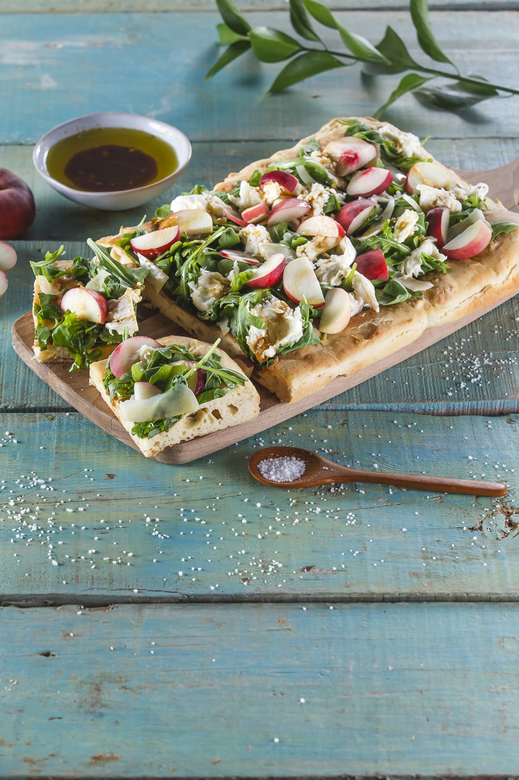 Pizza de pêssegos com molho balsâmico