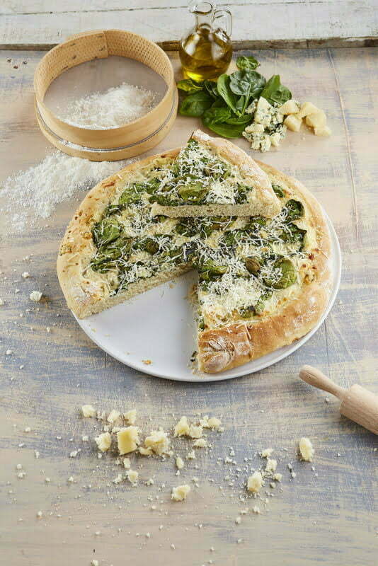 Pizza branca de espinafres e queijo azul