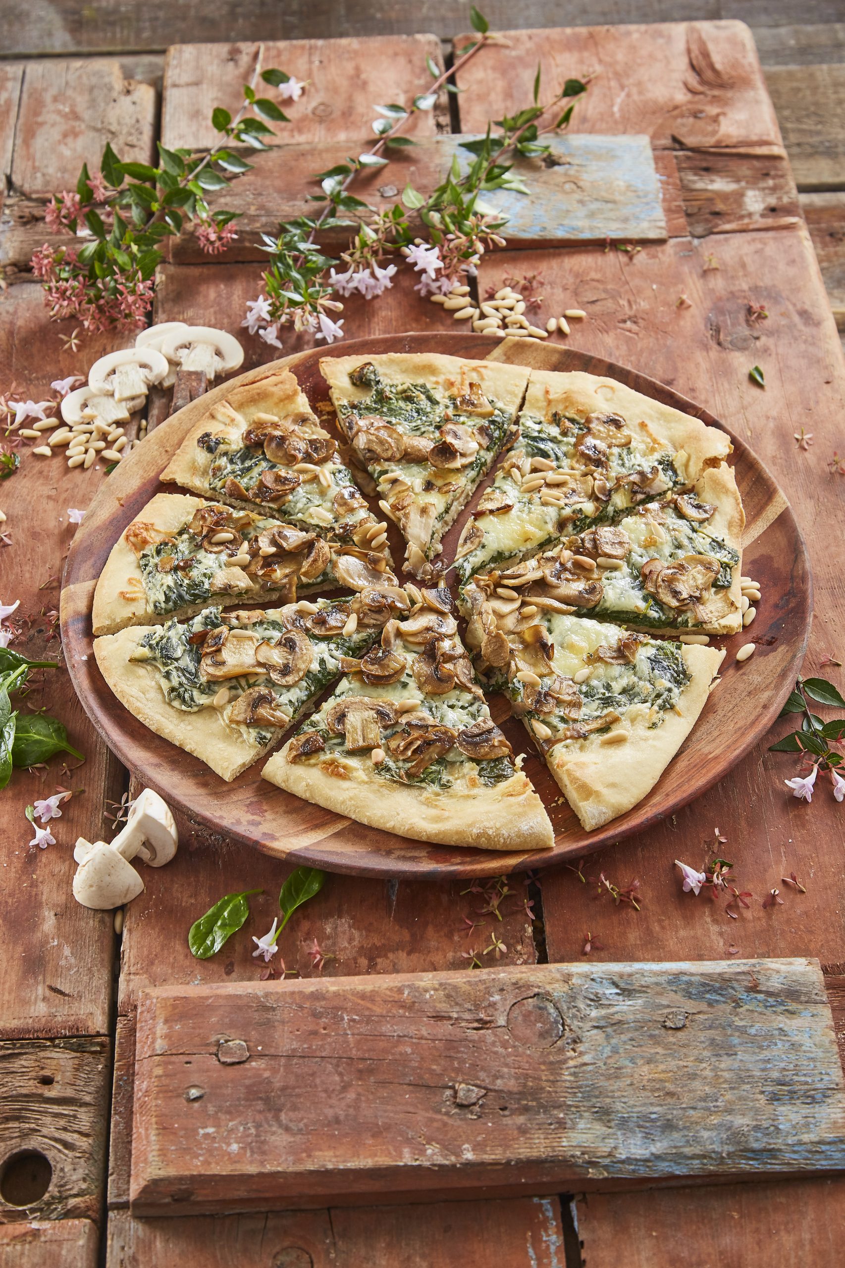 Pizza de cogumelos e espinafres