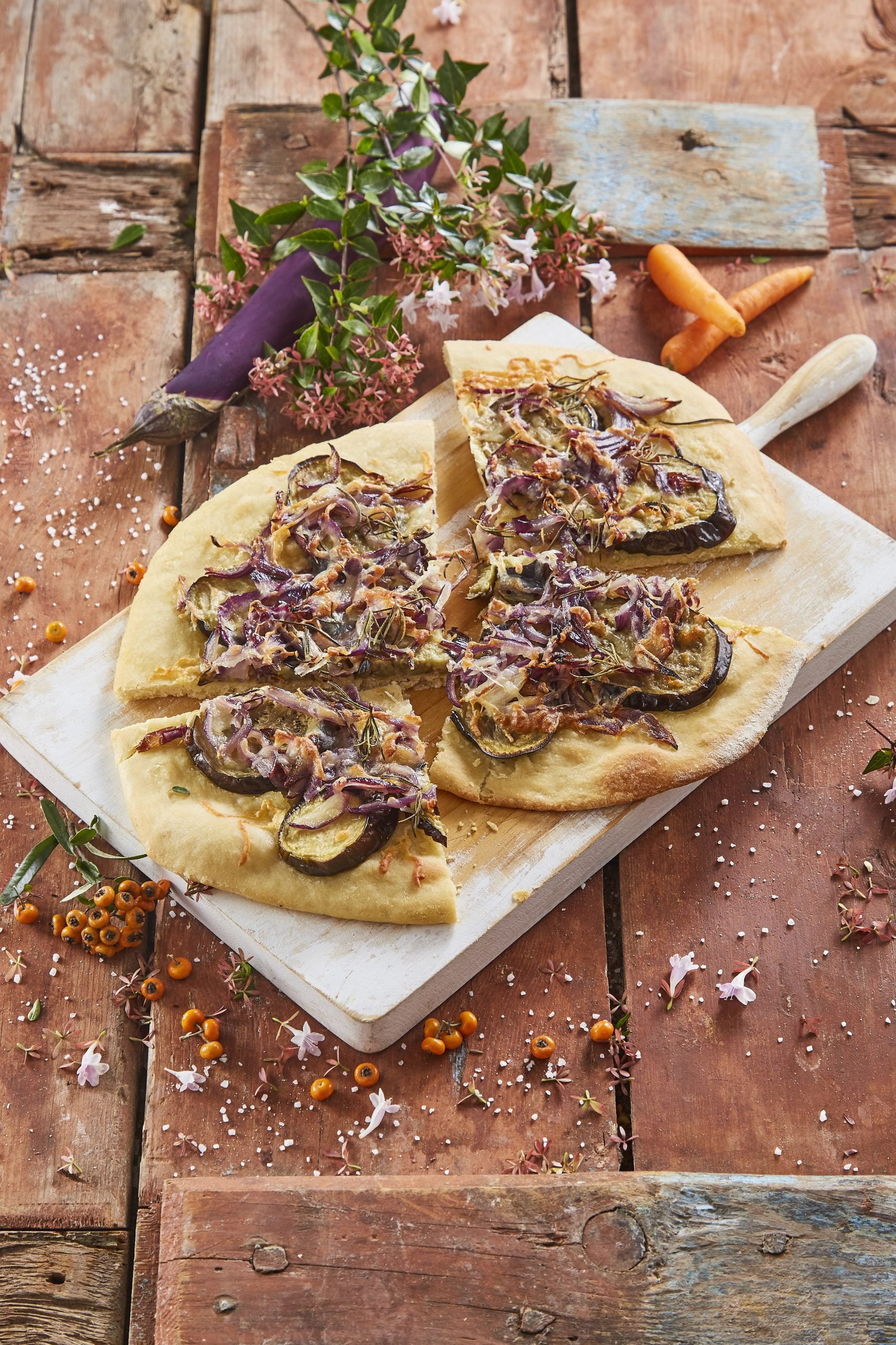Pizza de beringela e cebola caramelizada