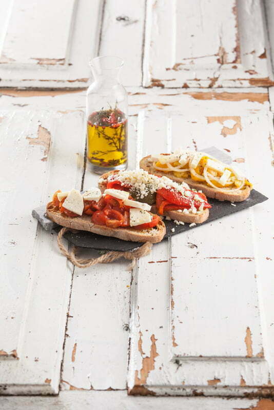 Bruschettas de queijo de vaca curado e pimentos