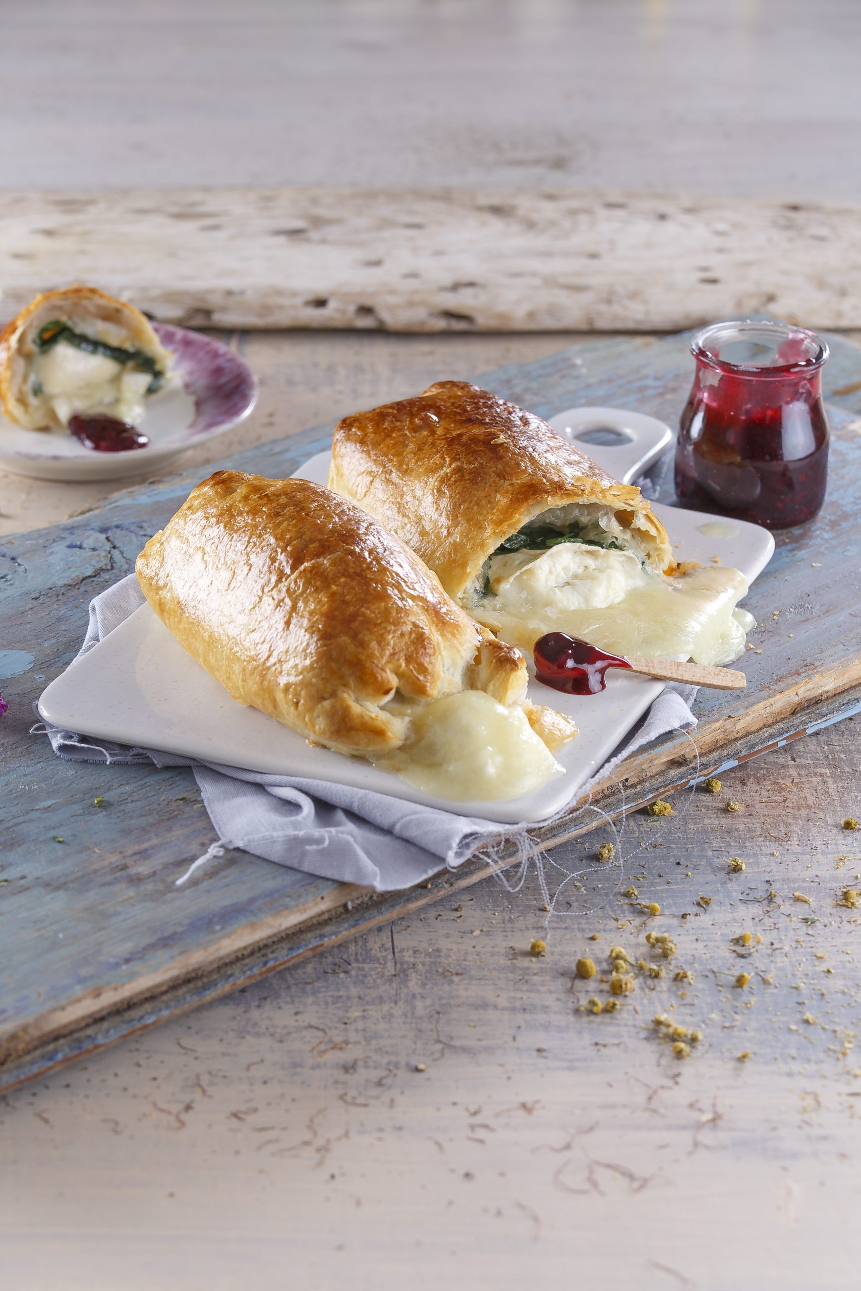 Folhados de queijo com compota de frutos vermelhos