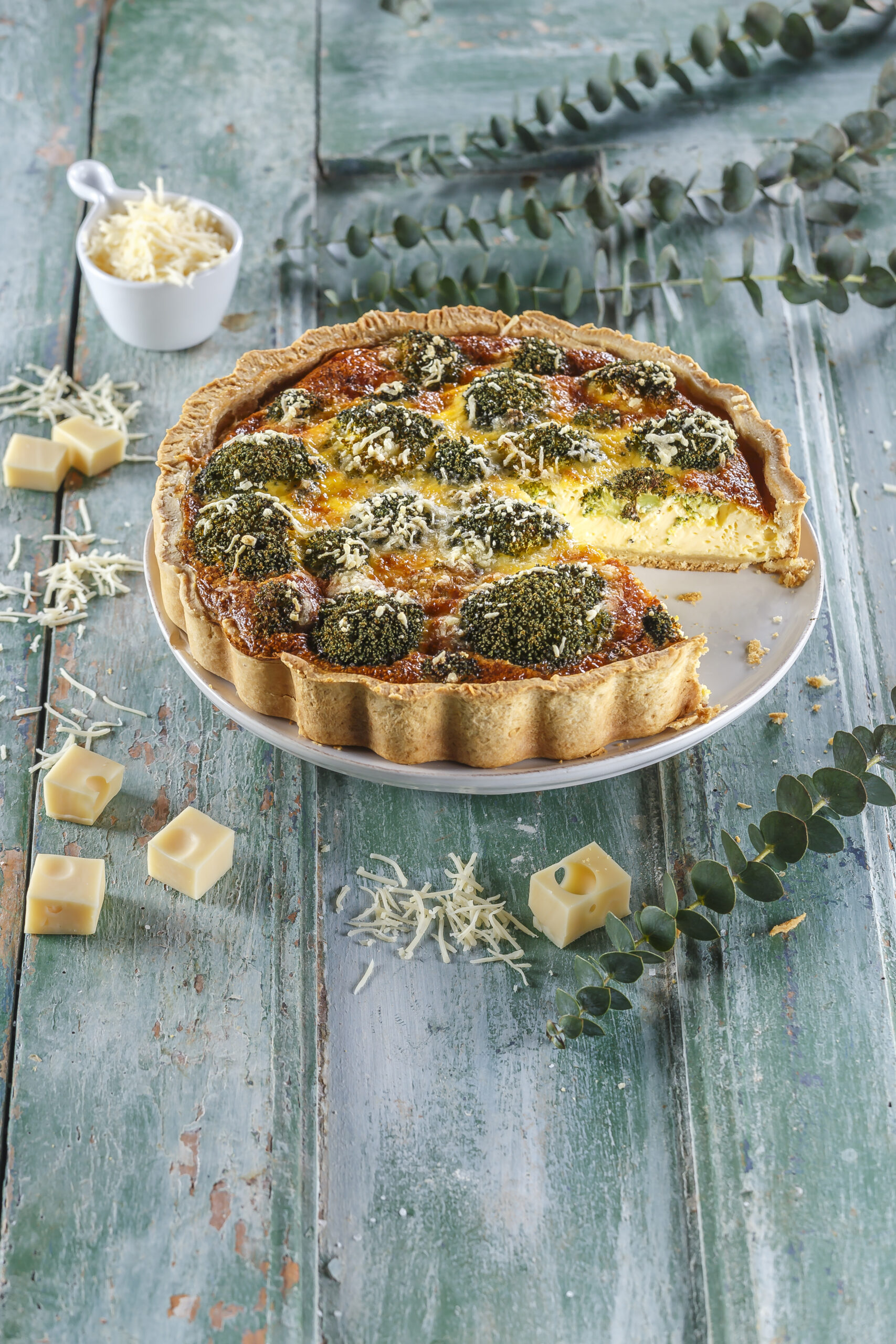 Quiche de brócolos e queijo cheddar