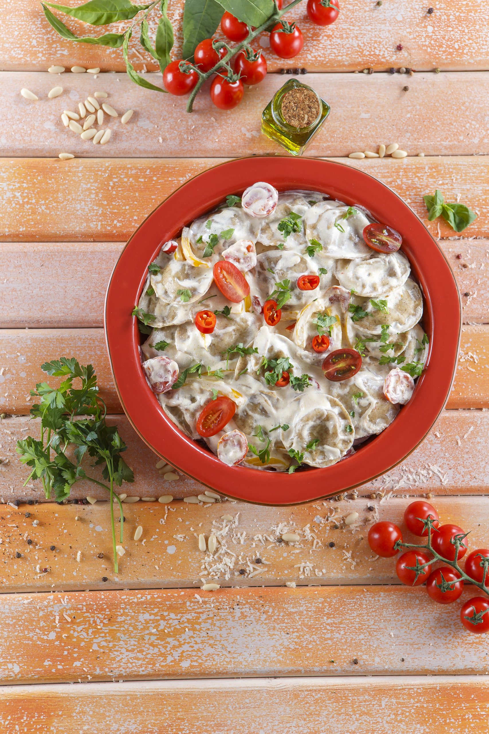 Ravioli integral de ervilhas com tomate e salsa