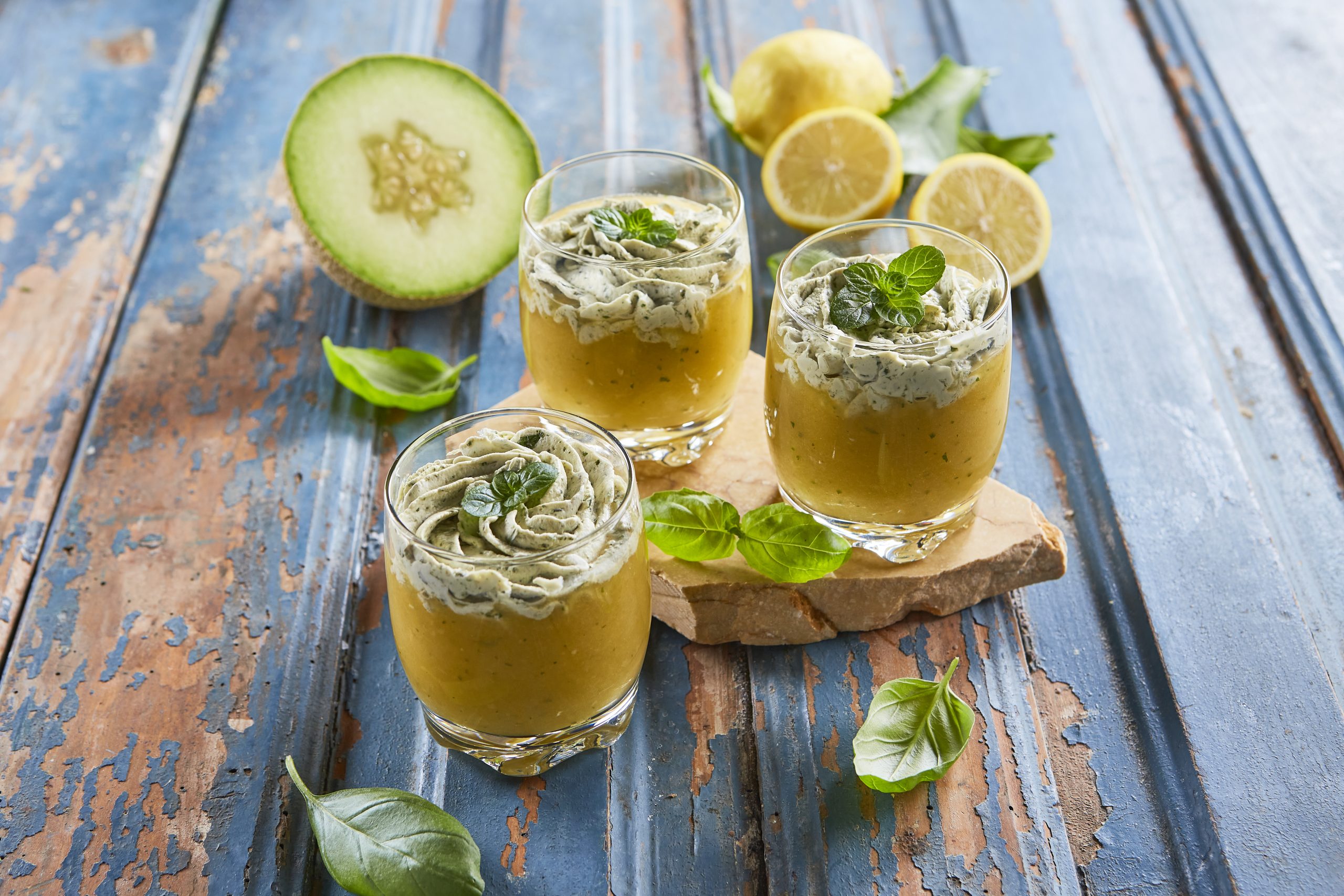 Sopa fria de meloa com creme de manjericão