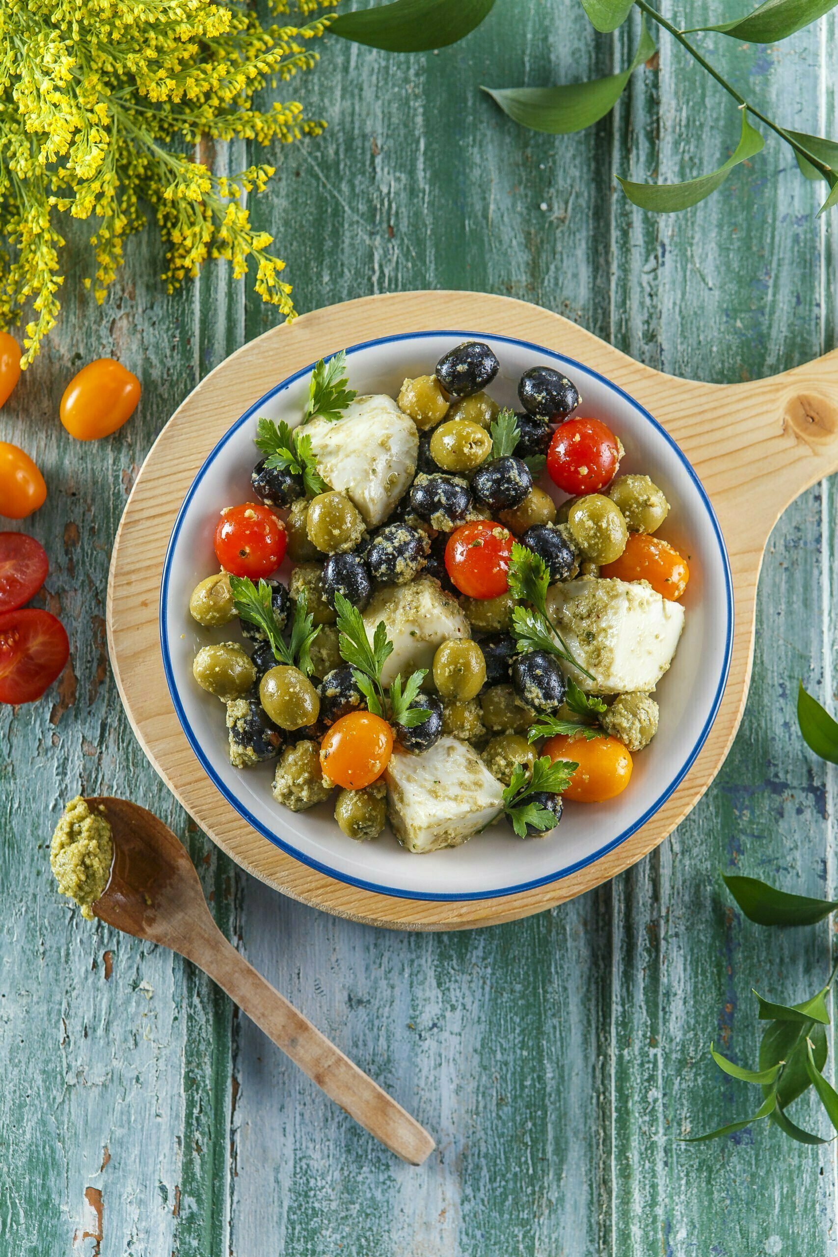 Salada caprese com pesto de azeitonas verdes