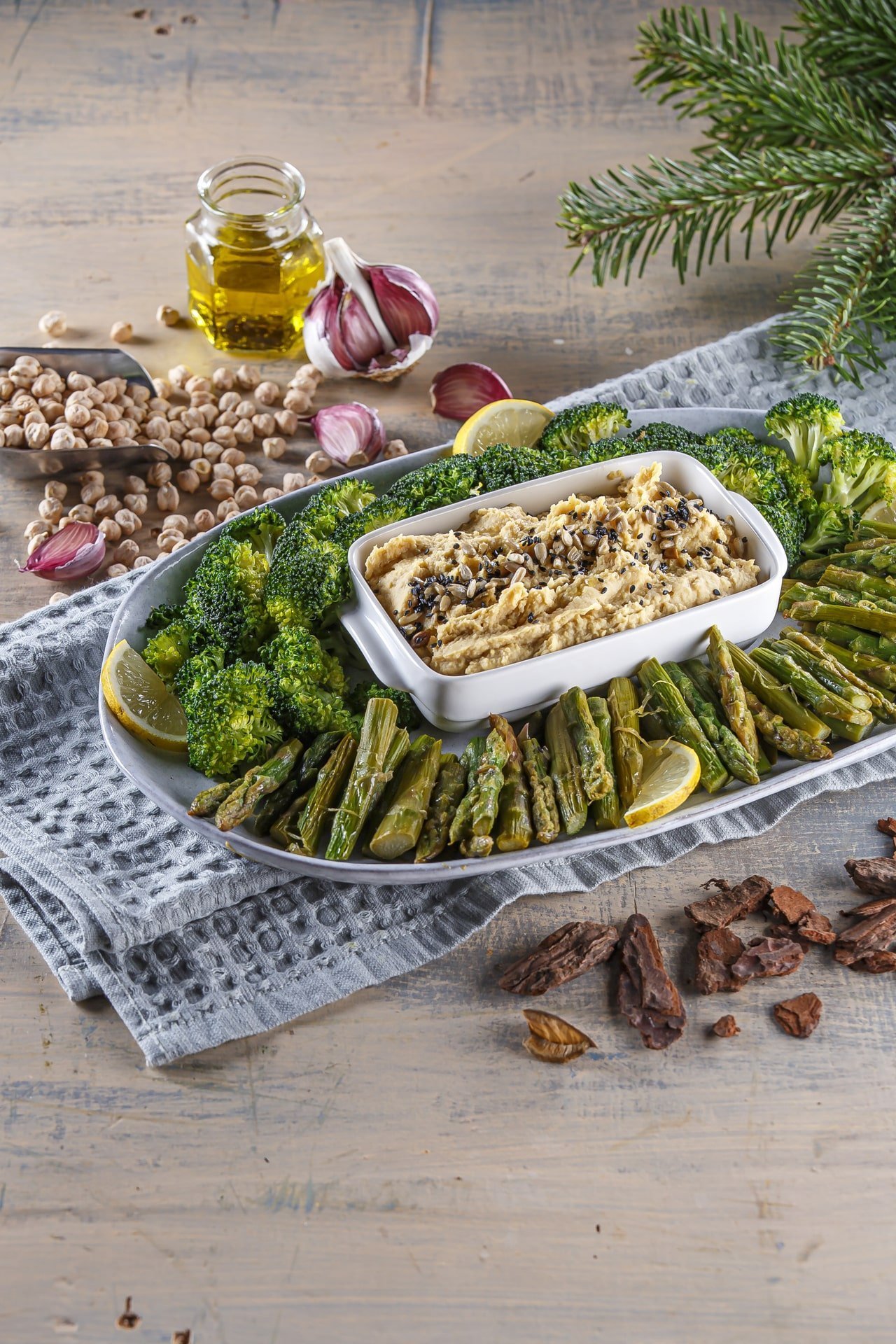 Salada verde com húmus caseiro