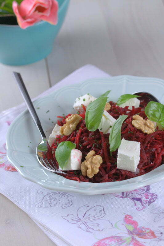 Salada de beterraba com feta e nozes