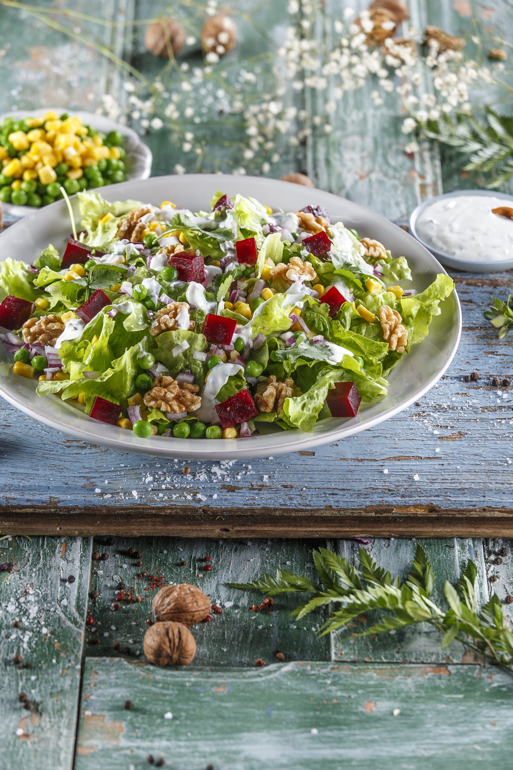 Salada de alface, milho e ervilhas com molho de iogurte