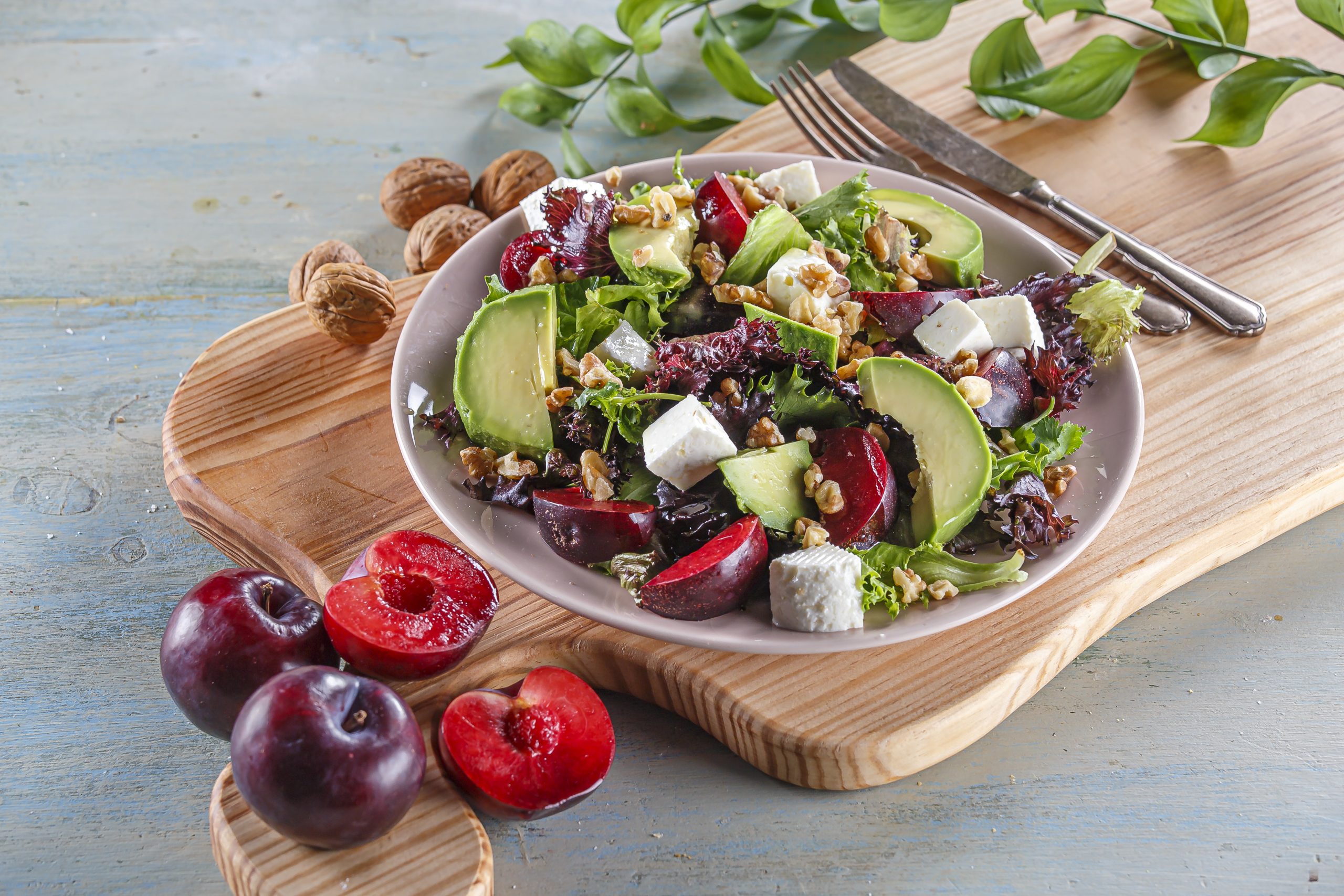 Salada de ameixas e abacate