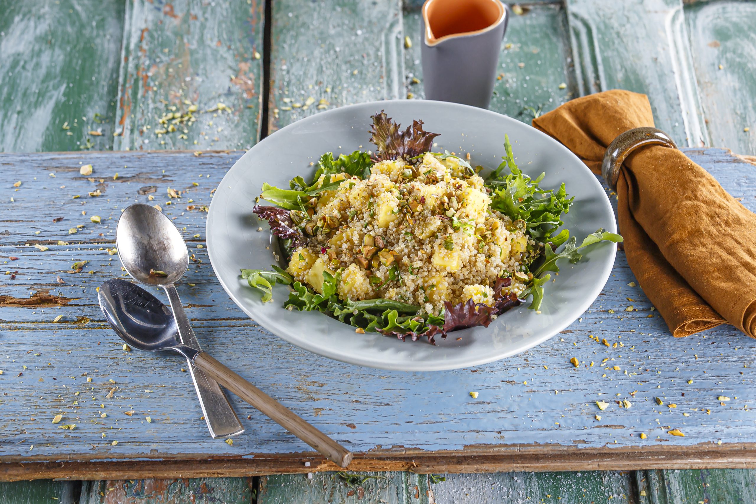 Salada de ananás, quinoa e pistácios