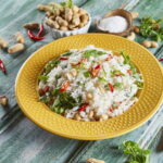 Salada de arroz com amendoim e coco
