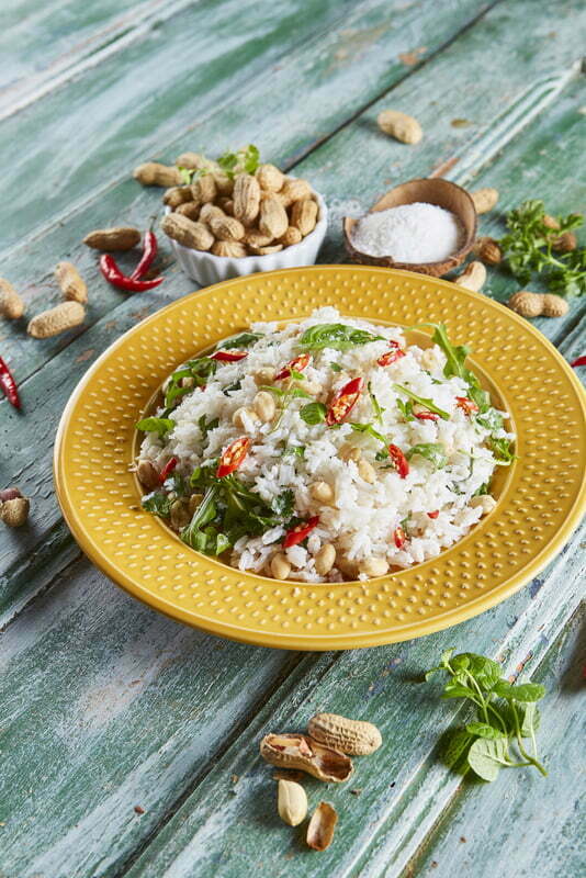 Salada de arroz com amendoim e coco